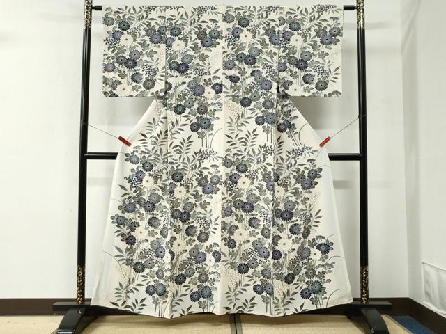 ■■■　サイズ　■■■ 身丈 158cm（肩から） 裄丈 61.5cm 袖丈 48cm　縫込み 5cm 袖幅 32cm 前幅 24cm 後幅 30cm 着物縫いこみ 内揚げ 2cm 裄 お袖側 約4cm　身頃側 約4cm ■■■　商品詳細　■■■ 【正絹】 状態は接写画像のように 上前おくみ・両袖・後身頃・衿山に薄い汚れがございますが その他特に目立ったシミ汚れなどもなく大変良い状態です。 大変上質な逸品になります。 お安く出品致しますので、是非この機会にいかがでしょうか？ ■■■　注意事項　■■■ ■モニター発色の具合により色合いが異なる場合がございます。 ■寸法は多少の誤差が生じる場合がございますのでご了承ください。 ■縫込みの長さが左右非対称の場合は短い部分を記載しております。 左右非対称であってもご返品・お値引き等の保証は出来かねますので、ご了承の上ご購入をお願い致します。 ■シミ等のチェックには注意を払っておりますが、見落としがある場合もございますし、個人の見解も様々ですので神経質な方のご購入はお控えください。 ■箪笥に入っておりました着物や帯なので畳みシワや匂いがあるものもございます。 ■お休みは基本的に土日祝となりますが、その他臨時でお休みする場合がございますのでご了承ください。 ■商品の発送は平日のみの発送となります。 ■夜間と土曜、日曜日はお問い合わせの回答が遅れる場合がございます。 ■当店では、お直し、紋入れ、お手入れ等は承っておりません。 ■生地の状態（ヤケ、経年劣化等）によってはサイズ直しが出来ない場合がございます。 その点もどうかご了承のうえ、ご購入をお願いいたします。 ■弊社で取り扱う商品は一点ものにつき、時期や在庫状況に応じて金額が変更となる場合がございます。 ■検針は行っておりません。予めご了承いただきますようお願いいたします。 ■【洗える着物】と記載のある商品におきましては、商品お届け後に洗濯を行ってしまってからのご返品にはご対応しかねます。 念の為、専門店でのお手入れをお願いいたします。 ■着物のサイズ目安は下記を参考ください↓ ＜女性着物＞　お端折り次第で＋5cm　−1cmが着用可能サイズ 　例）身丈170cmの場合、身長160cm〜175cm ＜男性着物＞　身丈＋約25cm〜27cm程が適応身長 　例）身丈155cmの場合、身長180〜182cm