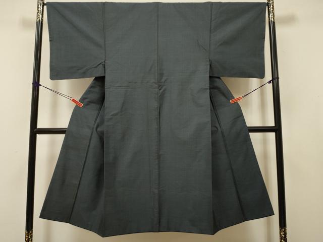 ■■■　サイズ　■■■ 身丈 134cm（肩から） 裄丈 65cm 袖丈 46cm　縫込み 5cm 袖幅 33cm 前幅 25cm 後幅 30.5cm 着物縫いこみ 内揚げ 5cm 裄 お袖側 約2.5cm　身頃側 約2cm ■■■　商品詳細　■■■ 【正絹】 状態は特に目立ったシミ汚れなどもなく大変良い状態です。 大変上質な逸品になります。 お安く出品致しますので、是非この機会にいかがでしょうか？ ■■■　注意事項　■■■ ■モニター発色の具合により色合いが異なる場合がございます。 ■寸法は多少の誤差が生じる場合がございますのでご了承ください。 ■縫込みの長さが左右非対称の場合は短い部分を記載しております。 左右非対称であってもご返品・お値引き等の保証は出来かねますので、ご了承の上ご購入をお願い致します。 ■シミ等のチェックには注意を払っておりますが、見落としがある場合もございますし、個人の見解も様々ですので神経質な方のご購入はお控えください。 ■箪笥に入っておりました着物や帯なので畳みシワや匂いがあるものもございます。 ■お休みは基本的に土日祝となりますが、その他臨時でお休みする場合がございますのでご了承ください。 ■商品の発送は平日のみの発送となります。 ■夜間と土曜、日曜日はお問い合わせの回答が遅れる場合がございます。 ■当店では、お直し、紋入れ、お手入れ等は承っておりません。 ■生地の状態（ヤケ、経年劣化等）によってはサイズ直しが出来ない場合がございます。 その点もどうかご了承のうえ、ご購入をお願いいたします。 ■弊社で取り扱う商品は一点ものにつき、時期や在庫状況に応じて金額が変更となる場合がございます。 ■検針は行っておりません。予めご了承いただきますようお願いいたします。 ■【洗える着物】と記載のある商品におきましては、商品お届け後に洗濯を行ってしまってからのご返品にはご対応しかねます。 念の為、専門店でのお手入れをお願いいたします。 ■写真に写っている物が全てになります。それ以外の付属品はございませんのでご了承ください。 ■状態に関する写真につきましては、掲載可能な写真枚数に限りがあるため、各箇所につき1枚参考画像を掲載しております。 ■着物のサイズ目安は下記を参考ください↓ ＜女性着物＞　お端折り次第で＋5cm　−1cmが着用可能サイズ 　例）身丈170cmの場合、身長160cm〜175cm ＜男性着物＞　身丈＋約25cm〜27cm程が適応身長 　例）身丈155cmの場合、身長180〜182cm