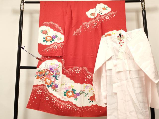 ■■■　サイズ　■■■ 【祝着】 身丈 129cm（肩から） 裄丈 51cm（肩上げ　4.5cm） 袖丈 66cm　縫込み 5.5cm 袖幅 32.5cm 前幅 20.5cm 後幅 26cm 着物縫いこみ 内揚げ 0cm （腰上げ　0cm） 裄 お袖側 約1.5cm　身頃側 約0cm 【長襦袢】 身丈 87cm（肩から） 裄丈 49cm（肩上げ　4cm） 袖丈 66.5cm　縫込み 1.5cm 袖幅 32cm 前幅 20.5cm 後幅 26cm 着物縫いこみ 内揚げ 0cm （腰上げ　8cm） 裄 お袖側 約1.5cm　身頃側 約0cm ■■■　商品詳細　■■■ 着物【正絹】の 状態は特に目立ったシミ汚れなどもなく大変良い状態です。 長襦袢【正絹】の 状態は特に目立ったシミ汚れなどもなく大変良い状態です。 大変上質な逸品になります。 お安く出品致しますので、是非この機会にいかがでしょうか？ ※襦袢の袖丈が着物よりも大きい仕立てになっておりますので、ご確認の上ご入札くださいませ。 ■■■　注意事項　■■■ ■モニター発色の具合により色合いが異なる場合がございます。 ■寸法は多少の誤差が生じる場合がございますのでご了承ください。 ■縫込みの長さが左右非対称の場合は短い部分を記載しております。 左右非対称であってもご返品・お値引き等の保証は出来かねますので、ご了承の上ご購入をお願い致します。 ■シミ等のチェックには注意を払っておりますが、見落としがある場合もございますし、個人の見解も様々ですので神経質な方のご購入はお控えください。 ■箪笥に入っておりました着物や帯なので畳みシワや匂いがあるものもございます。 ■お休みは基本的に土日祝となりますが、その他臨時でお休みする場合がございますのでご了承ください。 ■商品の発送は平日のみの発送となります。 ■夜間と土曜、日曜日はお問い合わせの回答が遅れる場合がございます。 ■当店では、お直し、紋入れ、お手入れ等は承っておりません。 ■生地の状態（ヤケ、経年劣化等）によってはサイズ直しが出来ない場合がございます。 その点もどうかご了承のうえ、ご購入をお願いいたします。 ■弊社で取り扱う商品は一点ものにつき、時期や在庫状況に応じて金額が変更となる場合がございます。 ■検針は行っておりません。予めご了承いただきますようお願いいたします。 ■【洗える着物】と記載のある商品におきましては、商品お届け後に洗濯を行ってしまってからのご返品にはご対応しかねます。 念の為、専門店でのお手入れをお願いいたします。 ■着物のサイズ目安は下記を参考ください↓ ＜女性着物＞　お端折り次第で＋5cm　−1cmが着用可能サイズ 　例）身丈170cmの場合、身長160cm〜175cm ＜男性着物＞　身丈＋約25cm〜27cm程が適応身長 　例）身丈155cmの場合、身長180〜182cm