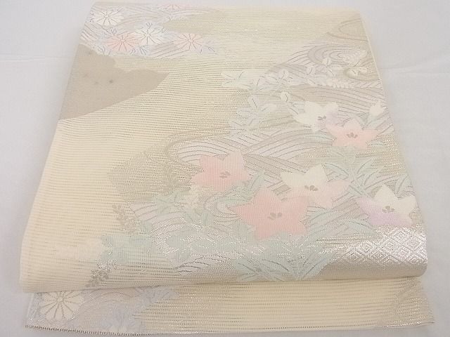 ■■■　サイズ　■■■ 長さ 430cm 幅 31cm程 ■■■　商品詳細　■■■ 【正絹・芯なし】 状態は 太鼓に薄い汚れがございますが その他特に目立ったシミ汚れなどもなく大変良い状態です。 大変上質な逸品になります。 お安く出品致しますので、是非この機会にいかがでしょうか？ ■■■　注意事項　■■■ ■モニター発色の具合により色合いが異なる場合がございます。 ■寸法は多少の誤差が生じる場合がございますのでご了承ください。 ■縫込みの長さが左右非対称の場合は短い部分を記載しております。 左右非対称であってもご返品・お値引き等の保証は出来かねますので、ご了承の上ご購入をお願い致します。 ■シミ等のチェックには注意を払っておりますが、見落としがある場合もございますし、個人の見解も様々ですので神経質な方のご購入はお控えください。 ■箪笥に入っておりました着物や帯なので畳みシワや匂いがあるものもございます。 ■お休みは基本的に土日祝となりますが、その他臨時でお休みする場合がございますのでご了承ください。 ■商品の発送は平日のみの発送となります。 ■夜間と土曜、日曜日はお問い合わせの回答が遅れる場合がございます。 ■当店では、お直し、紋入れ、お手入れ等は承っておりません。 ■生地の状態（ヤケ、経年劣化等）によってはサイズ直しが出来ない場合がございます。 その点もどうかご了承のうえ、ご購入をお願いいたします。 ■弊社で取り扱う商品は一点ものにつき、時期や在庫状況に応じて金額が変更となる場合がございます。 ■検針は行っておりません。予めご了承いただきますようお願いいたします。 ■【洗える着物】と記載のある商品におきましては、商品お届け後に洗濯を行ってしまってからのご返品にはご対応しかねます。 念の為、専門店でのお手入れをお願いいたします。 ■着物のサイズ目安は下記を参考ください↓ ＜女性着物＞　お端折り次第で＋5cm　−1cmが着用可能サイズ 　例）身丈170cmの場合、身長160cm〜175cm ＜男性着物＞　身丈＋約25cm〜27cm程が適応身長 　例）身丈155cmの場合、身長180〜182cm