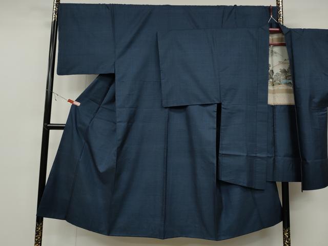 ■■■　サイズ　■■■ 【着物】 身丈 141cm（肩から） 裄丈 69cm 袖丈 47cm　縫込み 3cm 袖幅 35cm 前幅 28cm 後幅 31cm 着物縫いこみ 内揚げ 2cm 裄 お袖側 約3cm　身頃側 約7cm 【羽織】 身丈 92cm（肩から） 裄丈 70.5cm 袖丈 47.5cm　縫込み 2cm 袖幅 35.5cm 前幅 21cm 後幅 31cm 裄 お袖側 約4cm　身頃側 約3cm ■■■　商品詳細　■■■ 【正絹】 状態は特に目立ったシミ汚れなどもなく大変良い状態です。 大変上質な逸品になります。 お安く出品致しますので、是非この機会にいかがでしょうか？ ■■■　注意事項　■■■ ■モニター発色の具合により色合いが異なる場合がございます。 ■寸法は多少の誤差が生じる場合がございますのでご了承ください。 ■縫込みの長さが左右非対称の場合は短い部分を記載しております。 左右非対称であってもご返品・お値引き等の保証は出来かねますので、ご了承の上ご購入をお願い致します。 ■シミ等のチェックには注意を払っておりますが、見落としがある場合もございますし、個人の見解も様々ですので神経質な方のご購入はお控えください。 ■箪笥に入っておりました着物や帯なので畳みシワや匂いがあるものもございます。 ■お休みは基本的に土日祝となりますが、その他臨時でお休みする場合がございますのでご了承ください。 ■商品の発送は平日のみの発送となります。 ■夜間と土曜、日曜日はお問い合わせの回答が遅れる場合がございます。 ■当店では、お直し、紋入れ、お手入れ等は承っておりません。 ■生地の状態（ヤケ、経年劣化等）によってはサイズ直しが出来ない場合がございます。 その点もどうかご了承のうえ、ご購入をお願いいたします。 ■弊社で取り扱う商品は一点ものにつき、時期や在庫状況に応じて金額が変更となる場合がございます。 ■検針は行っておりません。予めご了承いただきますようお願いいたします。 ■【洗える着物】と記載のある商品におきましては、商品お届け後に洗濯を行ってしまってからのご返品にはご対応しかねます。 念の為、専門店でのお手入れをお願いいたします。 ■着物のサイズ目安は下記を参考ください↓ ＜女性着物＞　お端折り次第で＋5cm　−1cmが着用可能サイズ 　例）身丈170cmの場合、身長160cm〜175cm ＜男性着物＞　身丈＋約25cm〜27cm程が適応身長 　例）身丈155cmの場合、身長180〜182cm