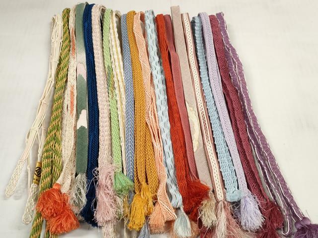 ■■■　商品詳細　■■■ ※こちらのお品はまとめての出品となりますので、 汚れ・サイズ等の詳細は記載しておりません。 ご理解の上でのご入札をお願い致します。 大変上質な逸品になります。 お安く出品致しますので、是非この機会にいかがでしょうか？ ■■■　注意事項　■■■ ■モニター発色の具合により色合いが異なる場合がございます。 ■寸法は多少の誤差が生じる場合がございますのでご了承ください。 ■縫込みの長さが左右非対称の場合は短い部分を記載しております。 左右非対称であってもご返品・お値引き等の保証は出来かねますので、ご了承の上ご購入をお願い致します。 ■シミ等のチェックには注意を払っておりますが、見落としがある場合もございますし、個人の見解も様々ですので神経質な方のご購入はお控えください。 ■箪笥に入っておりました着物や帯なので畳みシワや匂いがあるものもございます。 ■お休みは基本的に土日祝となりますが、その他臨時でお休みする場合がございますのでご了承ください。 ■商品の発送は平日のみの発送となります。 ■夜間と土曜、日曜日はお問い合わせの回答が遅れる場合がございます。 ■当店では、お直し、紋入れ、お手入れ等は承っておりません。 ■生地の状態（ヤケ、経年劣化等）によってはサイズ直しが出来ない場合がございます。 その点もどうかご了承のうえ、ご購入をお願いいたします。 ■弊社で取り扱う商品は一点ものにつき、時期や在庫状況に応じて金額が変更となる場合がございます。 ■検針は行っておりません。予めご了承いただきますようお願いいたします。 ■【洗える着物】と記載のある商品におきましては、商品お届け後に洗濯を行ってしまってからのご返品にはご対応しかねます。 念の為、専門店でのお手入れをお願いいたします。 ■着物のサイズ目安は下記を参考ください↓ ＜女性着物＞　お端折り次第で＋5cm　−1cmが着用可能サイズ 　例）身丈170cmの場合、身長160cm〜175cm ＜男性着物＞　身丈＋約25cm〜27cm程が適応身長 　例）身丈155cmの場合、身長180〜182cm