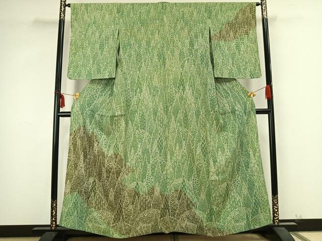 ■■■　サイズ　■■■ 身丈 158cm（肩から） 裄丈 64cm 袖丈 56cm　縫込み 4cm 袖幅 32cm 前幅 23cm 後幅 31cm 着物縫いこみ 内揚げ 5cm 裄 お袖側 約2cm　身頃側 約2cm ■■■　商品詳細　■■■ 【正絹】 状態は接写画像のように衿山・右袖前に薄い汚れがございますが その他特に目立ったシミ汚れなどもなく大変良い状態です。 大変上質な逸品になります。 お安く出品致しますので、是非この機会にいかがでしょうか？ ■■■　注意事項　■■■ ■モニター発色の具合により色合いが異なる場合がございます。 ■寸法は多少の誤差が生じる場合がございますのでご了承ください。 ■縫込みの長さが左右非対称の場合は短い部分を記載しております。 左右非対称であってもご返品・お値引き等の保証は出来かねますので、ご了承の上ご購入をお願い致します。 ■シミ等のチェックには注意を払っておりますが、見落としがある場合もございますし、個人の見解も様々ですので神経質な方のご購入はお控えください。 ■箪笥に入っておりました着物や帯なので畳みシワや匂いがあるものもございます。 ■お休みは基本的に土日祝となりますが、その他臨時でお休みする場合がございますのでご了承ください。 ■商品の発送は平日のみの発送となります。 ■夜間と土曜、日曜日はお問い合わせの回答が遅れる場合がございます。 ■当店では、お直し、紋入れ、お手入れ等は承っておりません。 ■生地の状態（ヤケ、経年劣化等）によってはサイズ直しが出来ない場合がございます。 その点もどうかご了承のうえ、ご購入をお願いいたします。 ■弊社で取り扱う商品は一点ものにつき、時期や在庫状況に応じて金額が変更となる場合がございます。 ■検針は行っておりません。予めご了承いただきますようお願いいたします。 ■【洗える着物】と記載のある商品におきましては、商品お届け後に洗濯を行ってしまってからのご返品にはご対応しかねます。 念の為、専門店でのお手入れをお願いいたします。 ■着物のサイズ目安は下記を参考ください↓ ＜女性着物＞　お端折り次第で＋5?　−10?が着用可能サイズ 　例）身丈170?の場合、身長160?〜175? ＜男性着物＞　身丈＋約25?〜27?程が適応身長 　例）身丈155?の場合、身長180〜182?