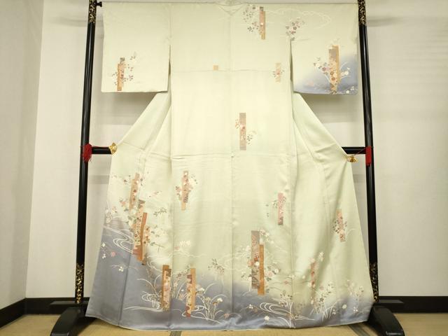 ■■■　サイズ　■■■ 身丈 166cm（肩から） 裄丈 66cm 袖丈 49cm　縫込み 5.5cm 袖幅 34cm 前幅 24cm 後幅 30cm 着物縫いこみ 内揚げ 1.5cm 裄 お袖側 約2cm　身頃側 約2.5cm ■■■　商品詳細　■■■ 【正絹】 状態は特に目立ったシミ汚れなどもなく大変良い状態です。 大変上質な逸品になります。 お安く出品致しますので、是非この機会にいかがでしょうか？ ■■■　注意事項　■■■ ■モニター発色の具合により色合いが異なる場合がございます。 ■寸法は多少の誤差が生じる場合がございますのでご了承ください。 ■縫込みの長さが左右非対称の場合は短い部分を記載しております。 左右非対称であってもご返品・お値引き等の保証は出来かねますので、ご了承の上ご購入をお願い致します。 ■シミ等のチェックには注意を払っておりますが、見落としがある場合もございますし、個人の見解も様々ですので神経質な方のご購入はお控えください。 ■箪笥に入っておりました着物や帯なので畳みシワや匂いがあるものもございます。 ■お休みは基本的に土日祝となりますが、その他臨時でお休みする場合がございますのでご了承ください。 ■商品の発送は平日のみの発送となります。 ■夜間と土曜、日曜日はお問い合わせの回答が遅れる場合がございます。 ■当店では、お直し、紋入れ、お手入れ等は承っておりません。 ■生地の状態（ヤケ、経年劣化等）によってはサイズ直しが出来ない場合がございます。 その点もどうかご了承のうえ、ご購入をお願いいたします。 ■弊社で取り扱う商品は一点ものにつき、時期や在庫状況に応じて金額が変更となる場合がございます。 ■検針は行っておりません。予めご了承いただきますようお願いいたします。 ■【洗える着物】と記載のある商品におきましては、商品お届け後に洗濯を行ってしまってからのご返品にはご対応しかねます。 念の為、専門店でのお手入れをお願いいたします。 ■着物のサイズ目安は下記を参考ください↓ ＜女性着物＞　お端折り次第で＋5?　−10?が着用可能サイズ 　例）身丈170?の場合、身長160?〜175? ＜男性着物＞　身丈＋約25?〜27?程が適応身長 　例）身丈155?の場合、身長180〜182?