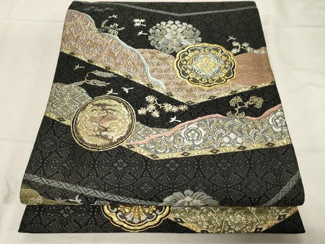 ■■■　サイズ　■■■ 長さ 428cm 幅 30.5cm程 ■■■　商品詳細　■■■ 【正絹】 状態は締めてはおりますが 特に目立ったシミ汚れなどもなく大変良い状態です。 大変上質な逸品になります。 お安く出品致しますので、是非この機会にいかがでしょうか？ ■■■　注意事項　■■■ ■モニター発色の具合により色合いが異なる場合がございます。 ■寸法は多少の誤差が生じる場合がございますのでご了承ください。 ■縫込みの長さが左右非対称の場合は短い部分を記載しております。 左右非対称であってもご返品・お値引き等の保証は出来かねますので、ご了承の上ご購入をお願い致します。 ■シミ等のチェックには注意を払っておりますが、見落としがある場合もございますし、個人の見解も様々ですので神経質な方のご購入はお控えください。 ■箪笥に入っておりました着物や帯なので畳みシワや匂いがあるものもございます。 ■お休みは基本的に土日祝となりますが、その他臨時でお休みする場合がございますのでご了承ください。 ■商品の発送は平日のみの発送となります。 ■夜間と土曜、日曜日はお問い合わせの回答が遅れる場合がございます。 ■当店では、お直し、紋入れ、お手入れ等は承っておりません。 ■生地の状態（ヤケ、経年劣化等）によってはサイズ直しが出来ない場合がございます。 その点もどうかご了承のうえ、ご購入をお願いいたします。 ■弊社で取り扱う商品は一点ものにつき、時期や在庫状況に応じて金額が変更となる場合がございます。 ■検針は行っておりません。予めご了承いただきますようお願いいたします。 ■【洗える着物】と記載のある商品におきましては、商品お届け後に洗濯を行ってしまってからのご返品にはご対応しかねます。 念の為、専門店でのお手入れをお願いいたします。 ■着物のサイズ目安は下記を参考ください↓ ＜女性着物＞　お端折り次第で＋5cm　−1cmが着用可能サイズ 　例）身丈170cmの場合、身長160cm〜175cm ＜男性着物＞　身丈＋約25cm〜27cm程が適応身長 　例）身丈155cmの場合、身長180〜182cm