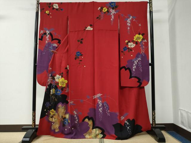 ■■■　サイズ　■■■ 身丈 165cm（肩から） 裄丈 66.5cm 袖丈 104cm　縫込み 4cm 袖幅 35cm 前幅 25cm 後幅 31cm 着物縫いこみ 内揚げ 4cm 裄 お袖側 約2cm　身頃側 約3cm ■■■　商品詳細　■■■ 【正絹】 状態は接写画像のように衿山に薄い汚れがございますが その他特に目立ったシミ汚れなどもなく大変良い状態です。 大変上質な逸品になります。 お安く出品致しますので、是非この機会にいかがでしょうか？ ■■■　注意事項　■■■ ■モニター発色の具合により色合いが異なる場合がございます。 ■寸法は多少の誤差が生じる場合がございますのでご了承ください。 ■縫込みの長さが左右非対称の場合は短い部分を記載しております。 左右非対称であってもご返品・お値引き等の保証は出来かねますので、ご了承の上ご購入をお願い致します。 ■シミ等のチェックには注意を払っておりますが、見落としがある場合もございますし、個人の見解も様々ですので神経質な方のご購入はお控えください。 ■箪笥に入っておりました着物や帯なので畳みシワや匂いがあるものもございます。 ■お休みは基本的に土日祝となりますが、その他臨時でお休みする場合がございますのでご了承ください。 ■商品の発送は平日のみの発送となります。 ■夜間と土曜、日曜日はお問い合わせの回答が遅れる場合がございます。 ■当店では、お直し、紋入れ、お手入れ等は承っておりません。 ■生地の状態（ヤケ、経年劣化等）によってはサイズ直しが出来ない場合がございます。 その点もどうかご了承のうえ、ご購入をお願いいたします。 ■弊社で取り扱う商品は一点ものにつき、時期や在庫状況に応じて金額が変更となる場合がございます。 ■検針は行っておりません。予めご了承いただきますようお願いいたします。 ■【洗える着物】と記載のある商品におきましては、商品お届け後に洗濯を行ってしまってからのご返品にはご対応しかねます。 念の為、専門店でのお手入れをお願いいたします。 ■着物のサイズ目安は下記を参考ください↓ ＜女性着物＞　お端折り次第で＋5cm　−1cmが着用可能サイズ 　例）身丈170cmの場合、身長160cm〜175cm ＜男性着物＞　身丈＋約25cm〜27cm程が適応身長 　例）身丈155cmの場合、身長180〜182cm