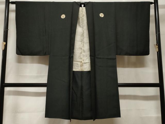 ■■■　サイズ　■■■ 身丈 105cm（肩から） 裄丈 66cm 袖丈 51cm　縫込み 0cm 袖幅 33cm 前幅 19cm 後幅 31cm 裄 お袖側 約1cm　身頃側 約2cm ■■■　商品詳細　■■■ 【正絹・五つ紋】 状態は接写画像のように表地にヤケ、羽裏に汚れがございます。 大変上質な逸品になりますのでぜひお手入れをされてお召しになられてはいかがでしょうか。お安く出品致しますので、是非この機会にいかがでしょうか？ ■■■　注意事項　■■■ ■モニター発色の具合により色合いが異なる場合がございます。 ■寸法は多少の誤差が生じる場合がございますのでご了承ください。 ■縫込みの長さが左右非対称の場合は短い部分を記載しております。 左右非対称であってもご返品・お値引き等の保証は出来かねますので、ご了承の上ご購入をお願い致します。 ■シミ等のチェックには注意を払っておりますが、見落としがある場合もございますし、個人の見解も様々ですので神経質な方のご購入はお控えください。 ■箪笥に入っておりました着物や帯なので畳みシワや匂いがあるものもございます。 ■お休みは基本的に土日祝となりますが、その他臨時でお休みする場合がございますのでご了承ください。 ■商品の発送は平日のみの発送となります。 ■夜間と土曜、日曜日はお問い合わせの回答が遅れる場合がございます。 ■当店では、お直し、紋入れ、お手入れ等は承っておりません。 ■生地の状態（ヤケ、経年劣化等）によってはサイズ直しが出来ない場合がございます。 その点もどうかご了承のうえ、ご購入をお願いいたします。 ■弊社で取り扱う商品は一点ものにつき、時期や在庫状況に応じて金額が変更となる場合がございます。 ■検針は行っておりません。予めご了承いただきますようお願いいたします。 ■【洗える着物】と記載のある商品におきましては、商品お届け後に洗濯を行ってしまってからのご返品にはご対応しかねます。 念の為、専門店でのお手入れをお願いいたします。 ■着物のサイズ目安は下記を参考ください↓ ＜女性着物＞　お端折り次第で＋5cm　−1cmが着用可能サイズ 　例）身丈170cmの場合、身長160cm〜175cm ＜男性着物＞　身丈＋約25cm〜27cm程が適応身長 　例）身丈155cmの場合、身長180〜182cm
