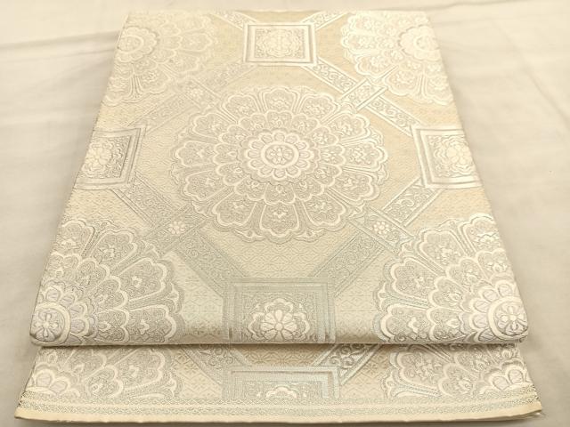 ■■■　サイズ　■■■ 長さ 424cm 幅 31cm程 ■■■　商品詳細　■■■ 【正絹・関西仕立て】 詳細に関しましては、画像をご確認ください。 西陣の老舗服部織物は創業1788年から脈々と その卓越した技術力と創作性で親しまれてきました。 天明の昔から、京都・西陣に帯を織りつづけて200有余年。 服部織物は名匠の心と技を今に受け継ぎ手づくりの帯の美をひろめています。 色彩の美しさ、確かな技術をもって生み出される緩やかな曲線は 他に類を見ない西陣ならではの帯姿です。 大変上質な逸品になります。 お安く出品致しますので、是非この機会にいかがでしょうか？ ■■■　注意事項　■■■ ■モニター発色の具合により色合いが異なる場合がございます。 ■寸法は多少の誤差が生じる場合がございますのでご了承ください。 ■縫込みの長さが左右非対称の場合は短い部分を記載しております。 左右非対称であってもご返品・お値引き等の保証は出来かねますので、ご了承の上ご購入をお願い致します。 ■シミ等のチェックには注意を払っておりますが、見落としがある場合もございますし、個人の見解も様々ですので神経質な方のご購入はお控えください。 ■箪笥に入っておりました着物や帯なので畳みシワや匂いがあるものもございます。 ■お休みは基本的に土日祝となりますが、その他臨時でお休みする場合がございますのでご了承ください。 ■商品の発送は平日のみの発送となります。 ■夜間と土曜、日曜日はお問い合わせの回答が遅れる場合がございます。 ■当店では、お直し、紋入れ、お手入れ等は承っておりません。 ■生地の状態（ヤケ、経年劣化等）によってはサイズ直しが出来ない場合がございます。 その点もどうかご了承のうえ、ご購入をお願いいたします。 ■弊社で取り扱う商品は一点ものにつき、時期や在庫状況に応じて金額が変更となる場合がございます。 ■検針は行っておりません。予めご了承いただきますようお願いいたします。 ■【洗える着物】と記載のある商品におきましては、商品お届け後に洗濯を行ってしまってからのご返品にはご対応しかねます。 念の為、専門店でのお手入れをお願いいたします。 ■着物のサイズ目安は下記を参考ください↓ ＜女性着物＞　お端折り次第で＋5cm　−1cmが着用可能サイズ 　例）身丈170cmの場合、身長160cm〜175cm ＜男性着物＞　身丈＋約25cm〜27cm程が適応身長 　例）身丈155cmの場合、身長180〜182cm