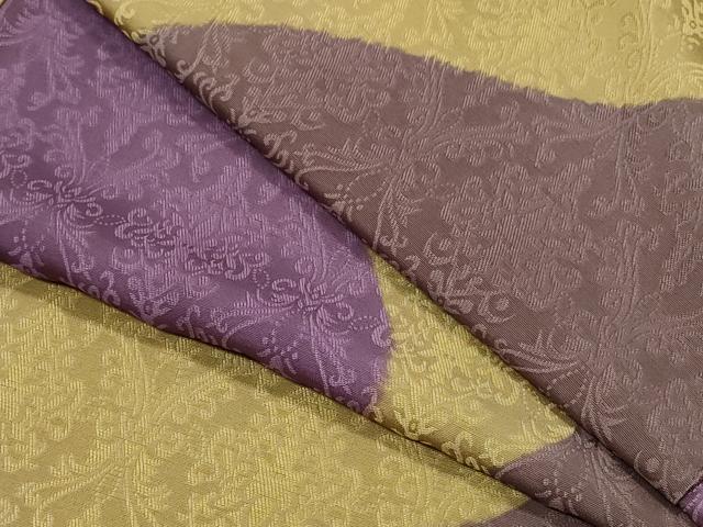 ■■■　サイズ　■■■ 身丈 154.5cm（肩から） 裄丈 66.5cm 袖丈 48.5cm　縫込み 8cm 袖幅 34.5cm 前幅 24cm 後幅 29.5cm 着物縫いこみ 内揚げ 11.5cm 裄 お袖側 約3.5cm　身頃側 約4.5cm ■■■　商品詳細　■■■ 【正絹】 状態は接写画像のように後身頃・衿にヤケがございますが その他特に目立ったシミ汚れなどもなく大変良い状態です。 大変上質な逸品になります。 お安く出品致しますので、是非この機会にいかがでしょうか？ ■■■　注意事項　■■■ ■モニター発色の具合により色合いが異なる場合がございます。 ■寸法は多少の誤差が生じる場合がございますのでご了承ください。 ■縫込みの長さが左右非対称の場合は短い部分を記載しております。 左右非対称であってもご返品・お値引き等の保証は出来かねますので、ご了承の上ご購入をお願い致します。 ■シミ等のチェックには注意を払っておりますが、見落としがある場合もございますし、個人の見解も様々ですので神経質な方のご購入はお控えください。 ■箪笥に入っておりました着物や帯なので畳みシワや匂いがあるものもございます。 ■お休みは基本的に土日祝となりますが、その他臨時でお休みする場合がございますのでご了承ください。 ■商品の発送は平日のみの発送となります。 ■夜間と土曜、日曜日はお問い合わせの回答が遅れる場合がございます。 ■当店では、お直し、紋入れ、お手入れ等は承っておりません。 ■生地の状態（ヤケ、経年劣化等）によってはサイズ直しが出来ない場合がございます。 その点もどうかご了承のうえ、ご購入をお願いいたします。 ■弊社で取り扱う商品は一点ものにつき、時期や在庫状況に応じて金額が変更となる場合がございます。 ■検針は行っておりません。予めご了承いただきますようお願いいたします。 ■【洗える着物】と記載のある商品におきましては、商品お届け後に洗濯を行ってしまってからのご返品にはご対応しかねます。 念の為、専門店でのお手入れをお願いいたします。 ■着物のサイズ目安は下記を参考ください↓ ＜女性着物＞　お端折り次第で＋5?　−10?が着用可能サイズ 　例）身丈170?の場合、身長160?〜175? ＜男性着物＞　身丈＋約25?〜27?程が適応身長 　例）身丈155?の場合、身長180〜182?