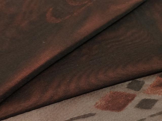 ■■■　サイズ　■■■ 身丈 156cm（肩から） 裄丈 63.5cm 袖丈 51cm　縫込み 2.5cm 袖幅 32.5cm 前幅 24.5cm 後幅 30.5cm 着物縫いこみ 内揚げ 4cm 裄 お袖側 約2cm　身頃側 約2cm ■■■　商品詳細　■■■ 【正絹・未使用】 状態は特に目立ったシミ汚れなどもなく大変良い状態です。 大変上質な逸品になります。 お安く出品致しますので、是非この機会にいかがでしょうか？ ■■■　注意事項　■■■ ■モニター発色の具合により色合いが異なる場合がございます。 ■寸法は多少の誤差が生じる場合がございますのでご了承ください。 ■縫込みの長さが左右非対称の場合は短い部分を記載しております。 左右非対称であってもご返品・お値引き等の保証は出来かねますので、ご了承の上ご購入をお願い致します。 ■シミ等のチェックには注意を払っておりますが、見落としがある場合もございますし、個人の見解も様々ですので神経質な方のご購入はお控えください。 ■箪笥に入っておりました着物や帯なので畳みシワや匂いがあるものもございます。 ■お休みは基本的に土日祝となりますが、その他臨時でお休みする場合がございますのでご了承ください。 ■商品の発送は平日のみの発送となります。 ■夜間と土曜、日曜日はお問い合わせの回答が遅れる場合がございます。 ■当店では、お直し、紋入れ、お手入れ等は承っておりません。 ■生地の状態（ヤケ、経年劣化等）によってはサイズ直しが出来ない場合がございます。 その点もどうかご了承のうえ、ご購入をお願いいたします。 ■弊社で取り扱う商品は一点ものにつき、時期や在庫状況に応じて金額が変更となる場合がございます。 ■検針は行っておりません。予めご了承いただきますようお願いいたします。 ■【洗える着物】と記載のある商品におきましては、商品お届け後に洗濯を行ってしまってからのご返品にはご対応しかねます。 念の為、専門店でのお手入れをお願いいたします。 ■着物のサイズ目安は下記を参考ください↓ ＜女性着物＞　お端折り次第で＋5?　−10?が着用可能サイズ 　例）身丈170?の場合、身長160?〜175? ＜男性着物＞　身丈＋約25?〜27?程が適応身長 　例）身丈155?の場合、身長180〜182?