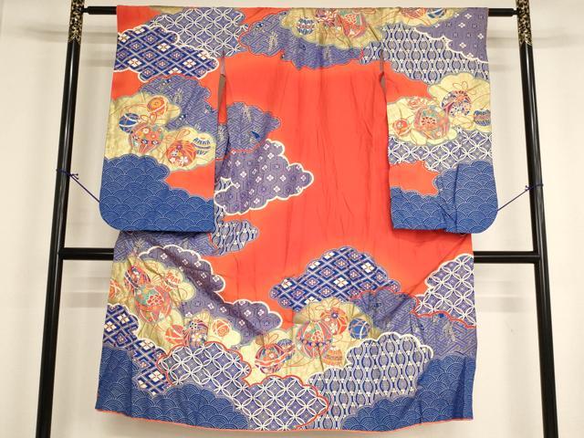 ■■■　サイズ　■■■ 【祝着】 身丈 132cm（肩から） 裄丈 57cm（肩上げ　0cm） 袖丈 73cm　縫込み 3cm 袖幅 32.5cm 前幅 19cm 後幅 25cm 着物縫いこみ 内揚げ 0cm （腰上げ　0cm） 裄 お袖側 約2cm　身頃側 約0cm ■■■　商品詳細　■■■ 着物【正絹】の状態は接写画像のように胴裏にペン書きがございますが その他表地は特に目立ったシミ汚れなどもなく大変良い状態です。 大変上質な逸品になります。 お安く出品致しますので、是非この機会にいかがでしょうか？ ※若干たたみシワがございます。 ■■■　注意事項　■■■ ■モニター発色の具合により色合いが異なる場合がございます。 ■寸法は多少の誤差が生じる場合がございますのでご了承ください。 ■縫込みの長さが左右非対称の場合は短い部分を記載しております。 左右非対称であってもご返品・お値引き等の保証は出来かねますので、ご了承の上ご購入をお願い致します。 ■シミ等のチェックには注意を払っておりますが、見落としがある場合もございますし、個人の見解も様々ですので神経質な方のご購入はお控えください。 ■箪笥に入っておりました着物や帯なので畳みシワや匂いがあるものもございます。 ■お休みは基本的に土日祝となりますが、その他臨時でお休みする場合がございますのでご了承ください。 ■商品の発送は平日のみの発送となります。 ■夜間と土曜、日曜日はお問い合わせの回答が遅れる場合がございます。 ■当店では、お直し、紋入れ、お手入れ等は承っておりません。 ■生地の状態（ヤケ、経年劣化等）によってはサイズ直しが出来ない場合がございます。 その点もどうかご了承のうえ、ご購入をお願いいたします。 ■弊社で取り扱う商品は一点ものにつき、時期や在庫状況に応じて金額が変更となる場合がございます。 ■検針は行っておりません。予めご了承いただきますようお願いいたします。 ■【洗える着物】と記載のある商品におきましては、商品お届け後に洗濯を行ってしまってからのご返品にはご対応しかねます。 念の為、専門店でのお手入れをお願いいたします。 ■写真に写っている物が全てになります。それ以外の付属品はございませんのでご了承ください。 ■状態に関する写真につきましては、掲載可能な写真枚数に限りがあるため、各箇所につき1枚参考画像を掲載しております。 ■着物のサイズ目安は下記を参考ください↓ ＜女性着物＞　お端折り次第で＋5cm　－1cmが着用可能サイズ 　例）身丈170cmの場合、身長160cm～175cm ＜男性着物＞　身丈＋約25cm～27cm程が適応身長 　例）身丈155cmの場合、身長180～182cm