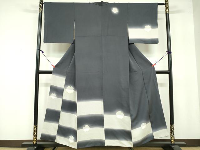 ■■■　サイズ　■■■ 身丈 155cm（肩から） 裄丈 63cm 袖丈 48cm　縫込み 5cm 袖幅 33cm 前幅 24.5cm 後幅 28cm 着物縫いこみ 内揚げ 10cm 裄 お袖側 約4cm　身頃側 約4cm ■■■　商品詳細　■■■ 【正絹】 状態は接写画像のように右袖前・衿山に薄い汚れございますが その他特に目立ったシミ汚れなどもなく大変良い状態です。 大変上質な逸品になります。 お安く出品致しますので、是非この機会にいかがでしょうか？ ■■■　注意事項　■■■ ■モニター発色の具合により色合いが異なる場合がございます。 ■寸法は多少の誤差が生じる場合がございますのでご了承ください。 ■縫込みの長さが左右非対称の場合は短い部分を記載しております。 左右非対称であってもご返品・お値引き等の保証は出来かねますので、ご了承の上ご購入をお願い致します。 ■シミ等のチェックには注意を払っておりますが、見落としがある場合もございますし、個人の見解も様々ですので神経質な方のご購入はお控えください。 ■箪笥に入っておりました着物や帯なので畳みシワや匂いがあるものもございます。 ■お休みは基本的に土日祝となりますが、その他臨時でお休みする場合がございますのでご了承ください。 ■商品の発送は平日のみの発送となります。 ■夜間と土曜、日曜日はお問い合わせの回答が遅れる場合がございます。 ■当店では、お直し、紋入れ、お手入れ等は承っておりません。 ■生地の状態（ヤケ、経年劣化等）によってはサイズ直しが出来ない場合がございます。 その点もどうかご了承のうえ、ご購入をお願いいたします。 ■弊社で取り扱う商品は一点ものにつき、時期や在庫状況に応じて金額が変更となる場合がございます。 ■検針は行っておりません。予めご了承いただきますようお願いいたします。 ■【洗える着物】と記載のある商品におきましては、商品お届け後に洗濯を行ってしまってからのご返品にはご対応しかねます。 念の為、専門店でのお手入れをお願いいたします。 ■着物のサイズ目安は下記を参考ください↓ ＜女性着物＞　お端折り次第で＋5?　−10?が着用可能サイズ 　例）身丈170?の場合、身長160?〜175? ＜男性着物＞　身丈＋約25?〜27?程が適応身長 　例）身丈155?の場合、身長180〜182?