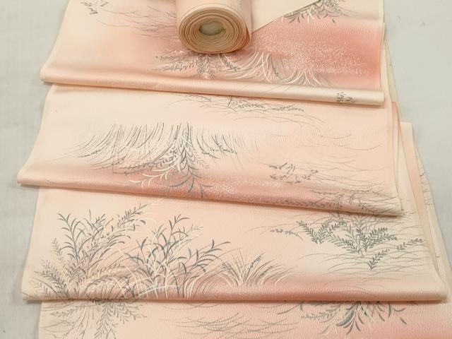 ■■■　サイズ　■■■ 長さ　　着尺分あり 幅　　　約37.5cm ■■■　商品詳細　■■■ 【正絹・未使用】 状態は接写画像のように表地所々・裏面所々に薄い汚れがございます。 大変上質な逸品になります。 お安く出品致しますので、是非この機会にいかがでしょうか？ ■■■　注意事項　■■■ ■モニター発色の具合により色合いが異なる場合がございます。 ■寸法は多少の誤差が生じる場合がございますのでご了承ください。 ■縫込みの長さが左右非対称の場合は短い部分を記載しております。 左右非対称であってもご返品・お値引き等の保証は出来かねますので、ご了承の上ご購入をお願い致します。 ■シミ等のチェックには注意を払っておりますが、見落としがある場合もございますし、個人の見解も様々ですので神経質な方のご購入はお控えください。 ■箪笥に入っておりました着物や帯なので畳みシワや匂いがあるものもございます。 ■お休みは基本的に土日祝となりますが、その他臨時でお休みする場合がございますのでご了承ください。 ■商品の発送は平日のみの発送となります。 ■夜間と土曜、日曜日はお問い合わせの回答が遅れる場合がございます。 ■当店では、お直し、紋入れ、お手入れ等は承っておりません。 ■生地の状態（ヤケ、経年劣化等）によってはサイズ直しが出来ない場合がございます。 その点もどうかご了承のうえ、ご購入をお願いいたします。 ■弊社で取り扱う商品は一点ものにつき、時期や在庫状況に応じて金額が変更となる場合がございます。 ■検針は行っておりません。予めご了承いただきますようお願いいたします。 ■【洗える着物】と記載のある商品におきましては、商品お届け後に洗濯を行ってしまってからのご返品にはご対応しかねます。 念の為、専門店でのお手入れをお願いいたします。 ■着物のサイズ目安は下記を参考ください↓ ＜女性着物＞　お端折り次第で＋5cm　−1cmが着用可能サイズ 　例）身丈170cmの場合、身長160cm〜175cm ＜男性着物＞　身丈＋約25cm〜27cm程が適応身長 　例）身丈155cmの場合、身長180〜182cm