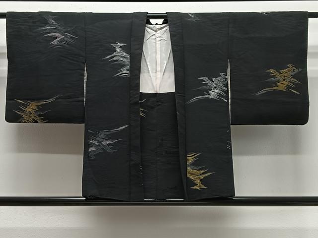 ■■■　サイズ　■■■ 身丈 76cm（肩から） 裄丈 62.5cm 袖丈 48cm　縫込み 5cm 袖幅 32cm 前幅 16cm 後幅 28cm 裄 お袖側 約1.5cm　身頃側 約2cm ■■■　商品詳細　■■■ 【正絹・一つ紋】 状態は接写画像のように羽裏に汚れがございます。 大変上質な逸品になりますのでぜひお手入れをされてお召しになられてはいかがでしょうか。お安く出品致しますので、是非この機会にいかがでしょうか？ ■■■　注意事項　■■■ ■モニター発色の具合により色合いが異なる場合がございます。 ■寸法は多少の誤差が生じる場合がございますのでご了承ください。 ■縫込みの長さが左右非対称の場合は短い部分を記載しております。 左右非対称であってもご返品・お値引き等の保証は出来かねますので、ご了承の上ご購入をお願い致します。 ■シミ等のチェックには注意を払っておりますが、見落としがある場合もございますし、個人の見解も様々ですので神経質な方のご購入はお控えください。 ■箪笥に入っておりました着物や帯なので畳みシワや匂いがあるものもございます。 ■お休みは基本的に土日祝となりますが、その他臨時でお休みする場合がございますのでご了承ください。 ■商品の発送は平日のみの発送となります。 ■夜間と土曜、日曜日はお問い合わせの回答が遅れる場合がございます。 ■当店では、お直し、紋入れ、お手入れ等は承っておりません。 ■生地の状態（ヤケ、経年劣化等）によってはサイズ直しが出来ない場合がございます。 その点もどうかご了承のうえ、ご購入をお願いいたします。 ■弊社で取り扱う商品は一点ものにつき、時期や在庫状況に応じて金額が変更となる場合がございます。 ■検針は行っておりません。予めご了承いただきますようお願いいたします。 ■【洗える着物】と記載のある商品におきましては、商品お届け後に洗濯を行ってしまってからのご返品にはご対応しかねます。 念の為、専門店でのお手入れをお願いいたします。 ■写真に写っている物が全てになります。それ以外の付属品はございませんのでご了承ください。 ■状態に関する写真につきましては、掲載可能な写真枚数に限りがあるため、各箇所につき1枚参考画像を掲載しております。 ■着物のサイズ目安は下記を参考ください↓ ＜女性着物＞　お端折り次第で＋5cm　−1cmが着用可能サイズ 　例）身丈170cmの場合、身長160cm〜175cm ＜男性着物＞　身丈＋約25cm〜27cm程が適応身長 　例）身丈155cmの場合、身長180〜182cm