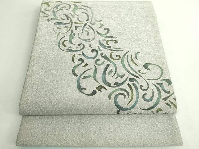 ■■■　サイズ　■■■ 長さ 452cm　幅 30.5cm程 ■■■　商品詳細　■■■ 【正絹】 状態は締めてはおりますが 特に目立ったシミ汚れなどもなく大変良い状態です。 大変上質な極上の逸品になります。 お安く出品致しますので、是非この機会にいかがでしょうか？ ■■■　注意事項　■■■ ■モニター発色の具合により色合いが異なる場合がございます。 ■寸法は多少の誤差が生じる場合がございますのでご了承ください。 ■縫込みの長さが左右非対称の場合は短い部分を記載しております。 左右非対称であってもご返品・お値引き等の保証は出来かねますので、ご了承の上ご購入をお願い致します。 ■シミ等のチェックには注意を払っておりますが、見落としがある場合もございますし、個人の見解も様々ですので神経質な方のご購入はお控えください。 ■箪笥に入っておりました着物や帯なので畳みシワや匂いがあるものもございます。 ■お休みは基本的に土日祝となりますが、その他臨時でお休みする場合がございますのでご了承ください。 ■商品の発送は平日のみの発送となります。 ■夜間と土曜、日曜日はお問い合わせの回答が遅れる場合がございます。 ■当店では、お直し、紋入れ、お手入れ等は承っておりません。 ■生地の状態（ヤケ、経年劣化等）によってはサイズ直しが出来ない場合がございます。 その点もどうかご了承のうえ、ご購入をお願いいたします。 ■弊社で取り扱う商品は一点ものにつき、時期や在庫状況に応じて金額が変更となる場合がございます。 ■検針は行っておりません。予めご了承いただきますようお願いいたします。 ■【洗える着物】と記載のある商品におきましては、商品お届け後に洗濯を行ってしまってからのご返品にはご対応しかねます。 念の為、専門店でのお手入れをお願いいたします。 ■着物のサイズ目安は下記を参考ください↓ ＜女性着物＞　お端折り次第で＋5?　−10?が着用可能サイズ 　例）身丈170?の場合、身長160?〜175? ＜男性着物＞　身丈＋約25?〜27?程が適応身長 　例）身丈155?の場合、身長180〜182?
