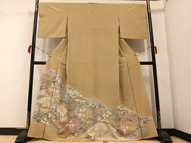 ■■■　サイズ　■■■ 身丈 163cm（肩から） 裄丈 67cm 袖丈 46.5cm　縫込み 2cm 袖幅 33.5cm 前幅 24cm 後幅 30cm 着物縫いこみ 内揚げ 2cm 裄 お袖側 約0cm　身頃側 約0cm ■■■　商品詳細　■■■ 【正絹・一つ紋】 状態は特に目立ったシミ汚れなどもなく大変良い状態です。 大変上質な逸品になります。 お安く出品致しますので、是非この機会にいかがでしょうか？ ■■■　注意事項　■■■ ■モニター発色の具合により色合いが異なる場合がございます。 ■寸法は多少の誤差が生じる場合がございますのでご了承ください。 ■縫込みの長さが左右非対称の場合は短い部分を記載しております。 左右非対称であってもご返品・お値引き等の保証は出来かねますので、ご了承の上ご購入をお願い致します。 ■シミ等のチェックには注意を払っておりますが、見落としがある場合もございますし、個人の見解も様々ですので神経質な方のご購入はお控えください。 ■箪笥に入っておりました着物や帯なので畳みシワや匂いがあるものもございます。 ■お休みは基本的に土日祝となりますが、その他臨時でお休みする場合がございますのでご了承ください。 ■商品の発送は平日のみの発送となります。 ■夜間と土曜、日曜日はお問い合わせの回答が遅れる場合がございます。 ■当店では、お直し、紋入れ、お手入れ等は承っておりません。 ■生地の状態（ヤケ、経年劣化等）によってはサイズ直しが出来ない場合がございます。 その点もどうかご了承のうえ、ご購入をお願いいたします。 ■弊社で取り扱う商品は一点ものにつき、時期や在庫状況に応じて金額が変更となる場合がございます。 ■検針は行っておりません。予めご了承いただきますようお願いいたします。 ■【洗える着物】と記載のある商品におきましては、商品お届け後に洗濯を行ってしまってからのご返品にはご対応しかねます。 念の為、専門店でのお手入れをお願いいたします。 ■着物のサイズ目安は下記を参考ください↓ ＜女性着物＞　お端折り次第で＋5?　−10?が着用可能サイズ 　例）身丈170?の場合、身長160?〜175? ＜男性着物＞　身丈＋約25?〜27?程が適応身長 　例）身丈155?の場合、身長180〜182?