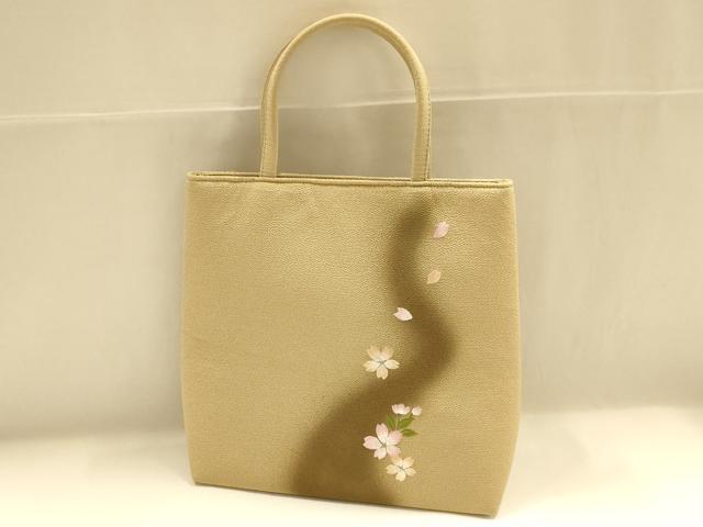 ■■■　サイズ　■■■ 【バッグ】 横　　　26.5cm 縦　　　28cm　取っ手込み　41cm 奥行き　7.5cm ■■■　商品詳細　■■■ 状態は参考画像のように擦れ、薄い汚れがございます。 その他特に目立ったシミ汚れなどもなく大変良い状態です。 大変上質な逸品になります。 お安く出品致しますので、是非この機会にいかがでしょうか？ ■■■　注意事項　■■■ ■モニター発色の具合により色合いが異なる場合がございます。 ■寸法は多少の誤差が生じる場合がございますのでご了承ください。 ■縫込みの長さが左右非対称の場合は短い部分を記載しております。 左右非対称であってもご返品・お値引き等の保証は出来かねますので、ご了承の上ご購入をお願い致します。 ■シミ等のチェックには注意を払っておりますが、見落としがある場合もございますし、個人の見解も様々ですので神経質な方のご購入はお控えください。 ■箪笥に入っておりました着物や帯なので畳みシワや匂いがあるものもございます。 ■お休みは基本的に土日祝となりますが、その他臨時でお休みする場合がございますのでご了承ください。 ■商品の発送は平日のみの発送となります。 ■夜間と土曜、日曜日はお問い合わせの回答が遅れる場合がございます。 ■当店では、お直し、紋入れ、お手入れ等は承っておりません。 ■生地の状態（ヤケ、経年劣化等）によってはサイズ直しが出来ない場合がございます。 その点もどうかご了承のうえ、ご購入をお願いいたします。 ■弊社で取り扱う商品は一点ものにつき、時期や在庫状況に応じて金額が変更となる場合がございます。 ■検針は行っておりません。予めご了承いただきますようお願いいたします。 ■【洗える着物】と記載のある商品におきましては、商品お届け後に洗濯を行ってしまってからのご返品にはご対応しかねます。 念の為、専門店でのお手入れをお願いいたします。 ■着物のサイズ目安は下記を参考ください↓ ＜女性着物＞　お端折り次第で＋5cm　−1cmが着用可能サイズ 　例）身丈170cmの場合、身長160cm〜175cm ＜男性着物＞　身丈＋約25cm〜27cm程が適応身長 　例）身丈155cmの場合、身長180〜182cm