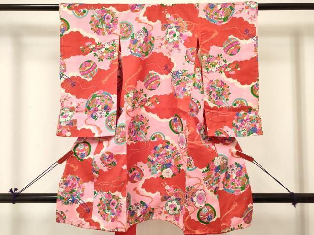 ■■■　サイズ　■■■ 【着物】 身丈 91.5cm（肩から） 裄丈 39.5cm 袖丈 55cm ■■■　商品詳細　■■■ 産着【正絹】 状態は接写画像のように表地所々・裏地に薄い汚れがございます。 大変上質な逸品になります。 お安く出品致しますので、是非この機会にいかがでしょうか？ ※襦袢の付属がございません。 ※アンティークになりますのでお品物の状態の感じ方には個人差がございます。ご理解の上でのご入札をお願い致します。 ■■■　注意事項　■■■ ■モニター発色の具合により色合いが異なる場合がございます。 ■寸法は多少の誤差が生じる場合がございますのでご了承ください。 ■縫込みの長さが左右非対称の場合は短い部分を記載しております。 左右非対称であってもご返品・お値引き等の保証は出来かねますので、ご了承の上ご購入をお願い致します。 ■シミ等のチェックには注意を払っておりますが、見落としがある場合もございますし、個人の見解も様々ですので神経質な方のご購入はお控えください。 ■箪笥に入っておりました着物や帯なので畳みシワや匂いがあるものもございます。 ■お休みは基本的に土日祝となりますが、その他臨時でお休みする場合がございますのでご了承ください。 ■商品の発送は平日のみの発送となります。 ■夜間と土曜、日曜日はお問い合わせの回答が遅れる場合がございます。 ■当店では、お直し、紋入れ、お手入れ等は承っておりません。 ■生地の状態（ヤケ、経年劣化等）によってはサイズ直しが出来ない場合がございます。 その点もどうかご了承のうえ、ご購入をお願いいたします。 ■弊社で取り扱う商品は一点ものにつき、時期や在庫状況に応じて金額が変更となる場合がございます。 ■検針は行っておりません。予めご了承いただきますようお願いいたします。 ■【洗える着物】と記載のある商品におきましては、商品お届け後に洗濯を行ってしまってからのご返品にはご対応しかねます。 念の為、専門店でのお手入れをお願いいたします。 ■着物のサイズ目安は下記を参考ください↓ ＜女性着物＞　お端折り次第で＋5cm　−1cmが着用可能サイズ 　例）身丈170cmの場合、身長160cm〜175cm ＜男性着物＞　身丈＋約25cm〜27cm程が適応身長 　例）身丈155cmの場合、身長180〜182cm