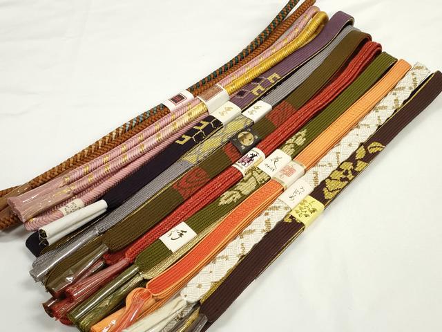 ■■■　商品詳細　■■■ 【未使用】 ※こちらのお品はまとめての出品となりますので、 サイズ等の詳細は記載しておりません。 ご理解の上でのご入札をお願い致します。 大変上質な逸品になります。 お安く出品致しますので、是非この機会にいかがでしょうか？ ■■■　注意事項　■■■ ■モニター発色の具合により色合いが異なる場合がございます。 ■寸法は多少の誤差が生じる場合がございますのでご了承ください。 ■縫込みの長さが左右非対称の場合は短い部分を記載しております。 左右非対称であってもご返品・お値引き等の保証は出来かねますので、ご了承の上ご購入をお願い致します。 ■シミ等のチェックには注意を払っておりますが、見落としがある場合もございますし、個人の見解も様々ですので神経質な方のご購入はお控えください。 ■箪笥に入っておりました着物や帯なので畳みシワや匂いがあるものもございます。 ■お休みは基本的に土日祝となりますが、その他臨時でお休みする場合がございますのでご了承ください。 ■商品の発送は平日のみの発送となります。 ■夜間と土曜、日曜日はお問い合わせの回答が遅れる場合がございます。 ■当店では、お直し、紋入れ、お手入れ等は承っておりません。 ■生地の状態（ヤケ、経年劣化等）によってはサイズ直しが出来ない場合がございます。 その点もどうかご了承のうえ、ご購入をお願いいたします。 ■弊社で取り扱う商品は一点ものにつき、時期や在庫状況に応じて金額が変更となる場合がございます。 ■検針は行っておりません。予めご了承いただきますようお願いいたします。 ■【洗える着物】と記載のある商品におきましては、商品お届け後に洗濯を行ってしまってからのご返品にはご対応しかねます。 念の為、専門店でのお手入れをお願いいたします。 ■写真に写っている物が全てになります。それ以外の付属品はございませんのでご了承ください。 ■状態に関する写真につきましては、掲載可能な写真枚数に限りがあるため、各箇所につき1枚参考画像を掲載しております。 ■着物のサイズ目安は下記を参考ください↓ ＜女性着物＞　お端折り次第で＋5cm　－1cmが着用可能サイズ 　例）身丈170cmの場合、身長160cm～175cm ＜男性着物＞　身丈＋約25cm～27cm程が適応身長 　例）身丈155cmの場合、身長180～182cm