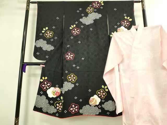 ■■■　サイズ　■■■ 【祝着】 身丈 132.5cm（肩から） 裄丈 58.5cm（肩上げ　0cm） 袖丈 75cm 袖幅 32cm 前幅 19cm 後幅 26.5cm 着物縫いこみ 内揚げ 0cm 裄 お袖側 約 2cm　身頃側 約 1cm 【襦袢】 身丈 103cm（肩から） 裄丈 54cm（肩上げ　0cm） 袖丈 73.5cm 袖幅 30cm 前幅 21cm 後幅 25.5cm 着物縫いこみ 内揚げ 0cm 裄 お袖側 約 4cm　身頃側 約 2cm ■■■　商品詳細　■■■ 【祝着・表地:正絹・裏地:化繊・新品】 【襦袢・化繊】 状態は特に目立ったシミ汚れなどもなく大変良い状態です。 大変上質な極上の逸品になります。 お安く出品致しますので、是非この機会にいかがでしょうか？ ■■■　注意事項　■■■ ■モニター発色の具合により色合いが異なる場合がございます。 ■寸法は多少の誤差が生じる場合がございますのでご了承ください。 ■縫込みの長さが左右非対称の場合は短い部分を記載しております。 左右非対称であってもご返品・お値引き等の保証は出来かねますので、ご了承の上ご購入をお願い致します。 ■シミ等のチェックには注意を払っておりますが、見落としがある場合もございますし、個人の見解も様々ですので神経質な方のご購入はお控えください。 ■箪笥に入っておりました着物や帯なので畳みシワや匂いがあるものもございます。 ■お休みは基本的に土日祝となりますが、その他臨時でお休みする場合がございますのでご了承ください。 ■商品の発送は平日のみの発送となります。 ■夜間と土曜、日曜日はお問い合わせの回答が遅れる場合がございます。 ■当店では、お直し、紋入れ、お手入れ等は承っておりません。 ■生地の状態（ヤケ、経年劣化等）によってはサイズ直しが出来ない場合がございます。 その点もどうかご了承のうえ、ご購入をお願いいたします。 ■弊社で取り扱う商品は一点ものにつき、時期や在庫状況に応じて金額が変更となる場合がございます。 ■検針は行っておりません。予めご了承いただきますようお願いいたします。 ■【洗える着物】と記載のある商品におきましては、商品お届け後に洗濯を行ってしまってからのご返品にはご対応しかねます。 念の為、専門店でのお手入れをお願いいたします。 ■着物のサイズ目安は下記を参考ください↓ ＜女性着物＞　お端折り次第で＋5?　−10?が着用可能サイズ 　例）身丈170?の場合、身長160?〜175? ＜男性着物＞　身丈＋約25?〜27?程が適応身長 　例）身丈155?の場合、身長180〜182?