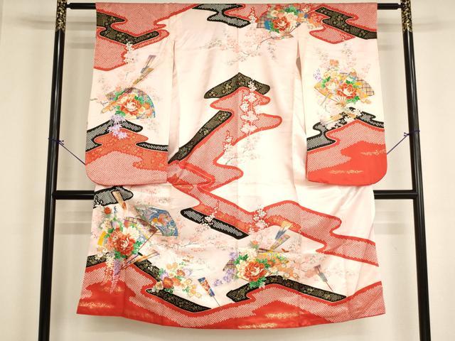■■■　サイズ　■■■ 【祝着】 身丈 130.5cm（肩から） 裄丈 55.5cm（肩上げ　0cm） 袖丈 75cm　縫込み 2cm 袖幅 31cm 前幅 18.5cm 後幅 25.5cm 着物縫いこみ 内揚げ 0cm （腰上げ　0cm） 裄 お袖側 約2cm　身頃側 約2cm ■■■　商品詳細　■■■ 着物【正絹】の状態は接写画像のように表地・衿裏・胴裏に汚れがございます。 大変上質な逸品になりますので、 ぜひお手入れをされてお召しになられてはいかがでしょうか。 お安く出品致しますので、是非この機会にいかがでしょうか？ ■■■　注意事項　■■■ ■モニター発色の具合により色合いが異なる場合がございます。 ■寸法は多少の誤差が生じる場合がございますのでご了承ください。 ■縫込みの長さが左右非対称の場合は短い部分を記載しております。 左右非対称であってもご返品・お値引き等の保証は出来かねますので、ご了承の上ご購入をお願い致します。 ■シミ等のチェックには注意を払っておりますが、見落としがある場合もございますし、個人の見解も様々ですので神経質な方のご購入はお控えください。 ■箪笥に入っておりました着物や帯なので畳みシワや匂いがあるものもございます。 ■お休みは基本的に土日祝となりますが、その他臨時でお休みする場合がございますのでご了承ください。 ■商品の発送は平日のみの発送となります。 ■夜間と土曜、日曜日はお問い合わせの回答が遅れる場合がございます。 ■当店では、お直し、紋入れ、お手入れ等は承っておりません。 ■生地の状態（ヤケ、経年劣化等）によってはサイズ直しが出来ない場合がございます。 その点もどうかご了承のうえ、ご購入をお願いいたします。 ■弊社で取り扱う商品は一点ものにつき、時期や在庫状況に応じて金額が変更となる場合がございます。 ■検針は行っておりません。予めご了承いただきますようお願いいたします。 ■【洗える着物】と記載のある商品におきましては、商品お届け後に洗濯を行ってしまってからのご返品にはご対応しかねます。 念の為、専門店でのお手入れをお願いいたします。 ■写真に写っている物が全てになります。それ以外の付属品はございませんのでご了承ください。 ■状態に関する写真につきましては、掲載可能な写真枚数に限りがあるため、各箇所につき1枚参考画像を掲載しております。 ■着物のサイズ目安は下記を参考ください↓ ＜女性着物＞　お端折り次第で＋5cm　－1cmが着用可能サイズ 　例）身丈170cmの場合、身長160cm～175cm ＜男性着物＞　身丈＋約25cm～27cm程が適応身長 　例）身丈155cmの場合、身長180～182cm