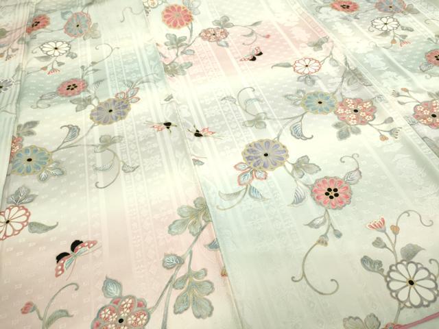 ■■■　サイズ　■■■ 身丈 162.5cm（肩から） 裄丈 64.5cm 袖丈 49cm　縫込み 4.5cm 袖幅 33cm 前幅 23.5cm 後幅 30cm 着物縫いこみ 内揚げ 6cm 裄 お袖側 約2.5cm　身頃側 約3cm ■■■　商品詳細　■■■ 【正絹】 状態は画像を添付しておりますので、そちらをご確認下さいますよう宜しくお願い致します。 大変上質な逸品になります。 お安く出品致しますので、是非この機会にいかがでしょうか？ ■■■　注意事項　■■■ ■モニター発色の具合により色合いが異なる場合がございます。 ■寸法は多少の誤差が生じる場合がございますのでご了承ください。 ■縫込みの長さが左右非対称の場合は短い部分を記載しております。 左右非対称であってもご返品・お値引き等の保証は出来かねますので、ご了承の上ご購入をお願い致します。 ■シミ等のチェックには注意を払っておりますが、見落としがある場合もございますし、個人の見解も様々ですので神経質な方のご購入はお控えください。 ■箪笥に入っておりました着物や帯なので畳みシワや匂いがあるものもございます。 ■お休みは基本的に土日祝となりますが、その他臨時でお休みする場合がございますのでご了承ください。 ■商品の発送は平日のみの発送となります。 ■夜間と土曜、日曜日はお問い合わせの回答が遅れる場合がございます。 ■当店では、お直し、紋入れ、お手入れ等は承っておりません。 ■生地の状態（ヤケ、経年劣化等）によってはサイズ直しが出来ない場合がございます。 その点もどうかご了承のうえ、ご購入をお願いいたします。 ■弊社で取り扱う商品は一点ものにつき、時期や在庫状況に応じて金額が変更となる場合がございます。 ■検針は行っておりません。予めご了承いただきますようお願いいたします。 ■【洗える着物】と記載のある商品におきましては、商品お届け後に洗濯を行ってしまってからのご返品にはご対応しかねます。 念の為、専門店でのお手入れをお願いいたします。 ■着物のサイズ目安は下記を参考ください↓ ＜女性着物＞　お端折り次第で＋5cm　−1cmが着用可能サイズ 　例）身丈170cmの場合、身長160cm〜175cm ＜男性着物＞　身丈＋約25cm〜27cm程が適応身長 　例）身丈155cmの場合、身長180〜182cm