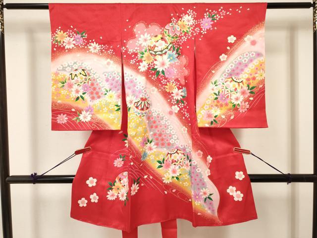 ■■■　サイズ　■■■ 【着物】 身丈 100cm（肩から） 裄丈 47.5cm 袖丈 56.5cm ■■■　商品詳細　■■■ 産着【表地：正絹・裏地：化繊】 状態は特に目立ったシミ汚れなどもなく大変良い状態です。 大変上質な逸品になります。 お安く出品致しますので、是非この機会にいかがでしょうか？ ※襦袢の付属がございません。 ■■■　注意事項　■■■ ■モニター発色の具合により色合いが異なる場合がございます。 ■寸法は多少の誤差が生じる場合がございますのでご了承ください。 ■縫込みの長さが左右非対称の場合は短い部分を記載しております。 左右非対称であってもご返品・お値引き等の保証は出来かねますので、ご了承の上ご購入をお願い致します。 ■シミ等のチェックには注意を払っておりますが、見落としがある場合もございますし、個人の見解も様々ですので神経質な方のご購入はお控えください。 ■箪笥に入っておりました着物や帯なので畳みシワや匂いがあるものもございます。 ■お休みは基本的に土日祝となりますが、その他臨時でお休みする場合がございますのでご了承ください。 ■商品の発送は平日のみの発送となります。 ■夜間と土曜、日曜日はお問い合わせの回答が遅れる場合がございます。 ■当店では、お直し、紋入れ、お手入れ等は承っておりません。 ■生地の状態（ヤケ、経年劣化等）によってはサイズ直しが出来ない場合がございます。 その点もどうかご了承のうえ、ご購入をお願いいたします。 ■弊社で取り扱う商品は一点ものにつき、時期や在庫状況に応じて金額が変更となる場合がございます。 ■検針は行っておりません。予めご了承いただきますようお願いいたします。 ■【洗える着物】と記載のある商品におきましては、商品お届け後に洗濯を行ってしまってからのご返品にはご対応しかねます。 念の為、専門店でのお手入れをお願いいたします。 ■着物のサイズ目安は下記を参考ください↓ ＜女性着物＞　お端折り次第で＋5cm　−1cmが着用可能サイズ 　例）身丈170cmの場合、身長160cm〜175cm ＜男性着物＞　身丈＋約25cm〜27cm程が適応身長 　例）身丈155cmの場合、身長180〜182cm