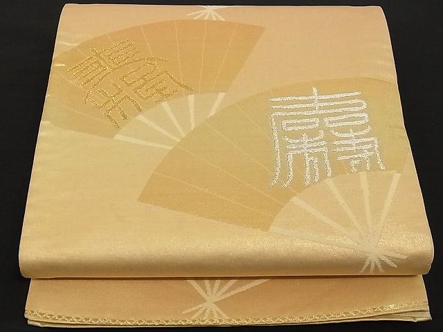 ■■■　サイズ　■■■ 長さ 416cm 幅 30.5cm程です。 ■■■　商品詳細　■■■ 正絹・芯なし・関西仕立てになります。 状態は太鼓に薄い汚れ、柄止まりに折れ山の薄い線汚れがございますが その他特に目立ったシミ汚れなどもなく大変良い状態です。 大変上質な逸品になります。 お安く出品致しますので、是非この機会にいかがでしょうか？ ■■■　注意事項　■■■ ■モニター発色の具合により色合いが異なる場合がございます。 ■寸法は多少の誤差が生じる場合がございますのでご了承ください。 ■縫込みの長さが左右非対称の場合は短い部分を記載しております。 左右非対称であってもご返品・お値引き等の保証は出来かねますので、ご了承の上ご購入をお願い致します。 ■シミ等のチェックには注意を払っておりますが、見落としがある場合もございますし、個人の見解も様々ですので神経質な方のご購入はお控えください。 ■箪笥に入っておりました着物や帯なので畳みシワや匂いがあるものもございます。 ■お休みは基本的に土日祝となりますが、その他臨時でお休みする場合がございますのでご了承ください。 ■商品の発送は平日のみの発送となります。 ■夜間と土曜、日曜日はお問い合わせの回答が遅れる場合がございます。 ■当店では、お直し、紋入れ、お手入れ等は承っておりません。 ■生地の状態（ヤケ、経年劣化等）によってはサイズ直しが出来ない場合がございます。 その点もどうかご了承のうえ、ご購入をお願いいたします。 ■弊社で取り扱う商品は一点ものにつき、時期や在庫状況に応じて金額が変更となる場合がございます。 ■検針は行っておりません。予めご了承いただきますようお願いいたします。 ■【洗える着物】と記載のある商品におきましては、商品お届け後に洗濯を行ってしまってからのご返品にはご対応しかねます。 念の為、専門店でのお手入れをお願いいたします。 ■着物のサイズ目安は下記を参考ください↓ ＜女性着物＞　お端折り次第で＋5cm　−1cmが着用可能サイズ 　例）身丈170cmの場合、身長160cm〜175cm ＜男性着物＞　身丈＋約25cm〜27cm程が適応身長 　例）身丈155cmの場合、身長180〜182cm