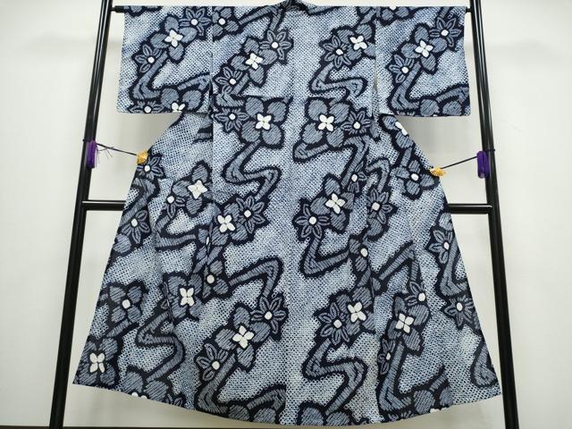 ■■■　サイズ　■■■ 身丈 149cm（肩から） 裄丈 67cm 袖丈 46cm　縫込み 3cm 袖幅 35cm 前幅 24.5cm 後幅 30.5cm 着物縫いこみ 内揚げ 0cm 裄 お袖側 約2cm　身頃側 約2cm ■■■　商品詳細　■■■ 【綿】 状態は特に目立ったシミ汚れなどもなく大変良い状態です。 人気の高い“有松鳴海絞り”の浴衣でございます。 “鳴海絞り”ならではの表情を生み出す立体感と 淡いぼかしで息を吹き込まれ、 今にも動き出しそうな迫力を放っております。 夏祭りや花火大会、これから増えるイベントに連れ立って、 より夏をお楽しみ下さいませ。 大変上質な逸品になります。 お安く出品致しますので、是非この機会にいかがでしょうか？ ■■■　注意事項　■■■ ■モニター発色の具合により色合いが異なる場合がございます。 ■寸法は多少の誤差が生じる場合がございますのでご了承ください。 ■縫込みの長さが左右非対称の場合は短い部分を記載しております。 左右非対称であってもご返品・お値引き等の保証は出来かねますので、ご了承の上ご購入をお願い致します。 ■シミ等のチェックには注意を払っておりますが、見落としがある場合もございますし、個人の見解も様々ですので神経質な方のご購入はお控えください。 ■箪笥に入っておりました着物や帯なので畳みシワや匂いがあるものもございます。 ■お休みは基本的に土日祝となりますが、その他臨時でお休みする場合がございますのでご了承ください。 ■商品の発送は平日のみの発送となります。 ■夜間と土曜、日曜日はお問い合わせの回答が遅れる場合がございます。 ■当店では、お直し、紋入れ、お手入れ等は承っておりません。 ■生地の状態（ヤケ、経年劣化等）によってはサイズ直しが出来ない場合がございます。 その点もどうかご了承のうえ、ご購入をお願いいたします。 ■弊社で取り扱う商品は一点ものにつき、時期や在庫状況に応じて金額が変更となる場合がございます。 ■検針は行っておりません。予めご了承いただきますようお願いいたします。 ■【洗える着物】と記載のある商品におきましては、商品お届け後に洗濯を行ってしまってからのご返品にはご対応しかねます。 念の為、専門店でのお手入れをお願いいたします。 ■着物のサイズ目安は下記を参考ください↓ ＜女性着物＞　お端折り次第で＋5cm　−1cmが着用可能サイズ 　例）身丈170cmの場合、身長160cm〜175cm ＜男性着物＞　身丈＋約25cm〜27cm程が適応身長 　例）身丈155cmの場合、身長180〜182cm