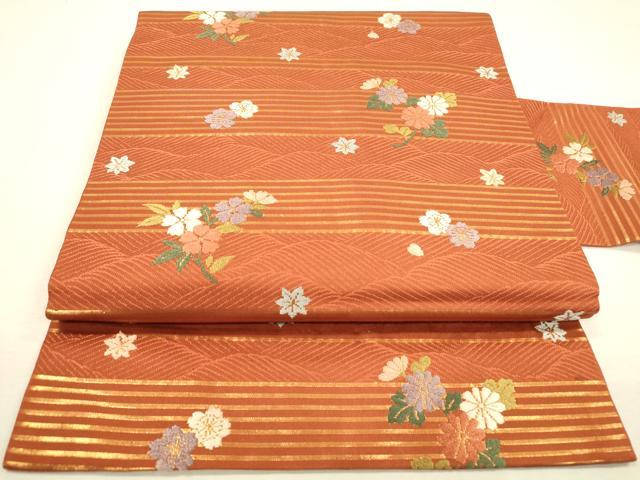 ■■■　サイズ　■■■ 長さ 352cm 幅 30cm程 ■■■　商品詳細　■■■ 【正絹】 詳細に関しましては、画像をご確認ください。 大変上質な逸品になります。 お安く出品致しますので、是非この機会にいかがでしょうか？ ■■■　注意事項　■■■ ■モニター発色の具合により色合いが異なる場合がございます。 ■寸法は多少の誤差が生じる場合がございますのでご了承ください。 ■縫込みの長さが左右非対称の場合は短い部分を記載しております。 左右非対称であってもご返品・お値引き等の保証は出来かねますので、ご了承の上ご購入をお願い致します。 ■シミ等のチェックには注意を払っておりますが、見落としがある場合もございますし、個人の見解も様々ですので神経質な方のご購入はお控えください。 ■箪笥に入っておりました着物や帯なので畳みシワや匂いがあるものもございます。 ■お休みは基本的に土日祝となりますが、その他臨時でお休みする場合がございますのでご了承ください。 ■商品の発送は平日のみの発送となります。 ■夜間と土曜、日曜日はお問い合わせの回答が遅れる場合がございます。 ■当店では、お直し、紋入れ、お手入れ等は承っておりません。 ■生地の状態（ヤケ、経年劣化等）によってはサイズ直しが出来ない場合がございます。 その点もどうかご了承のうえ、ご購入をお願いいたします。 ■弊社で取り扱う商品は一点ものにつき、時期や在庫状況に応じて金額が変更となる場合がございます。 ■検針は行っておりません。予めご了承いただきますようお願いいたします。 ■【洗える着物】と記載のある商品におきましては、商品お届け後に洗濯を行ってしまってからのご返品にはご対応しかねます。 念の為、専門店でのお手入れをお願いいたします。 ■着物のサイズ目安は下記を参考ください↓ ＜女性着物＞　お端折り次第で＋5cm　−1cmが着用可能サイズ 　例）身丈170cmの場合、身長160cm〜175cm ＜男性着物＞　身丈＋約25cm〜27cm程が適応身長 　例）身丈155cmの場合、身長180〜182cm