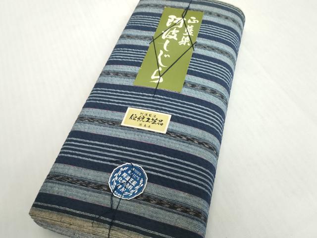 ■■■　サイズ　■■■ 長さ　　着尺分あり 幅　　　約36.5cm ■■■　商品詳細　■■■ 【綿・未使用】 状態は接写画像のように耳部分にヤケ、表地所々に薄い汚れがございます。 徳島県の伝統的な綿織物で、 国によって伝統的工芸品に指定されている阿波しじら織。 かつて徳島藩では庶民の絹織物の着用が禁じられており、 綿織物をよりお洒落に楽しみたいという人々の思いから生まれた織物です。 経糸の伸縮性を利用した、独特のしぼのある風合いが 素朴な魅力に満ちていて、なんといっても先染め糸で 織り表された柄が気取らないお洒落さを感じさせます。 また、木綿の肌触りも大変優しくさらさらしており、 吸湿性に優れていますので蒸れずに快適な着物姿を楽しめます。 大変上質な逸品になります。 お安く出品致しますので、是非この機会にいかがでしょうか？ ■■■　注意事項　■■■ ■モニター発色の具合により色合いが異なる場合がございます。 ■寸法は多少の誤差が生じる場合がございますのでご了承ください。 ■縫込みの長さが左右非対称の場合は短い部分を記載しております。 左右非対称であってもご返品・お値引き等の保証は出来かねますので、ご了承の上ご購入をお願い致します。 ■シミ等のチェックには注意を払っておりますが、見落としがある場合もございますし、個人の見解も様々ですので神経質な方のご購入はお控えください。 ■箪笥に入っておりました着物や帯なので畳みシワや匂いがあるものもございます。 ■お休みは基本的に土日祝となりますが、その他臨時でお休みする場合がございますのでご了承ください。 ■商品の発送は平日のみの発送となります。 ■夜間と土曜、日曜日はお問い合わせの回答が遅れる場合がございます。 ■当店では、お直し、紋入れ、お手入れ等は承っておりません。 ■生地の状態（ヤケ、経年劣化等）によってはサイズ直しが出来ない場合がございます。 その点もどうかご了承のうえ、ご購入をお願いいたします。 ■弊社で取り扱う商品は一点ものにつき、時期や在庫状況に応じて金額が変更となる場合がございます。 ■検針は行っておりません。予めご了承いただきますようお願いいたします。 ■【洗える着物】と記載のある商品におきましては、商品お届け後に洗濯を行ってしまってからのご返品にはご対応しかねます。 念の為、専門店でのお手入れをお願いいたします。 ■写真に写っている物が全てになります。それ以外の付属品はございませんのでご了承ください。 ■状態に関する写真につきましては、掲載可能な写真枚数に限りがあるため、各箇所につき1枚参考画像を掲載しております。 ■着物のサイズ目安は下記を参考ください↓ ＜女性着物＞　お端折り次第で＋5cm　－1cmが着用可能サイズ 　例）身丈170cmの場合、身長160cm～175cm ＜男性着物＞　身丈＋約25cm～27cm程が適応身長 　例）身丈155cmの場合、身長180～182cm