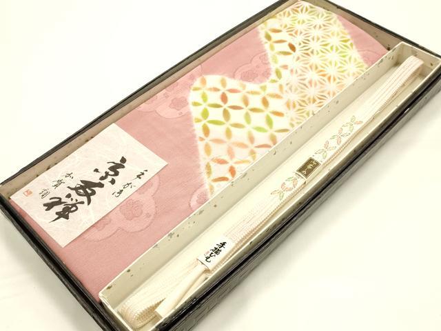 ■■■　商品詳細　■■■ 【未使用】 状態は特に目立ったシミ汚れなどもなく大変良い状態です。 大変上質な逸品になります。 お安く出品致しますので、是非この機会にいかがでしょうか？ ■■■　注意事項　■■■ ■モニター発色の具合により色合いが異なる場合がございます。 ■寸法は多少の誤差が生じる場合がございますのでご了承ください。 ■縫込みの長さが左右非対称の場合は短い部分を記載しております。 左右非対称であってもご返品・お値引き等の保証は出来かねますので、ご了承の上ご購入をお願い致します。 ■シミ等のチェックには注意を払っておりますが、見落としがある場合もございますし、個人の見解も様々ですので神経質な方のご購入はお控えください。 ■箪笥に入っておりました着物や帯なので畳みシワや匂いがあるものもございます。 ■お休みは基本的に土日祝となりますが、その他臨時でお休みする場合がございますのでご了承ください。 ■商品の発送は平日のみの発送となります。 ■夜間と土曜、日曜日はお問い合わせの回答が遅れる場合がございます。 ■当店では、お直し、紋入れ、お手入れ等は承っておりません。 ■生地の状態（ヤケ、経年劣化等）によってはサイズ直しが出来ない場合がございます。 その点もどうかご了承のうえ、ご購入をお願いいたします。 ■弊社で取り扱う商品は一点ものにつき、時期や在庫状況に応じて金額が変更となる場合がございます。 ■検針は行っておりません。予めご了承いただきますようお願いいたします。 ■【洗える着物】と記載のある商品におきましては、商品お届け後に洗濯を行ってしまってからのご返品にはご対応しかねます。 念の為、専門店でのお手入れをお願いいたします。 ■写真に写っている物が全てになります。それ以外の付属品はございませんのでご了承ください。 ■状態に関する写真につきましては、掲載可能な写真枚数に限りがあるため、各箇所につき1枚参考画像を掲載しております。 ■着物のサイズ目安は下記を参考ください↓ ＜女性着物＞　お端折り次第で＋5cm　－1cmが着用可能サイズ 　例）身丈170cmの場合、身長160cm～175cm ＜男性着物＞　身丈＋約25cm～27cm程が適応身長 　例）身丈155cmの場合、身長180～182cm