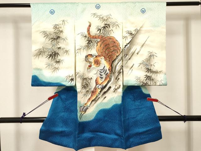 ■■■　サイズ　■■■ 【着物】 身丈 97cm（肩から） 裄丈 44cm 袖丈 56.5cm ■■■　商品詳細　■■■ 産着【着物：正絹・襦袢：化繊・五つ紋】 状態は接写画像のように表地所々・襦袢表地・裏地に薄い汚れ、 襦袢紐部分に糸ホツレがございます。 大変上質な逸品になりますので ぜひお手入れをされてお召しになられてはいかがでしょうか。 お安く出品致しますので、是非この機会にいかがでしょうか