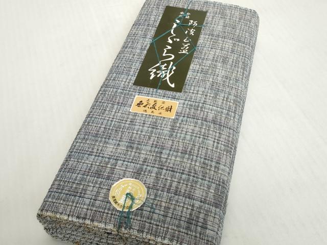 ■■■　サイズ　■■■ 長さ　　着尺分あり 幅　　　約35.5cm ■■■　商品詳細　■■■ 【綿・未使用】 状態は接写画像のように耳部分・表地所々に薄い汚れがございます。 徳島県の伝統的な綿織物で、 国によって伝統的工芸品に指定されている阿波しじら織。 かつて徳島藩では庶民の絹織物の着用が禁じられており、 綿織物をよりお洒落に楽しみたいという人々の思いから生まれた織物です。 経糸の伸縮性を利用した、独特のしぼのある風合いが 素朴な魅力に満ちていて、なんといっても先染め糸で 織り表された柄が気取らないお洒落さを感じさせます。 また、木綿の肌触りも大変優しくさらさらしており、 吸湿性に優れていますので蒸れずに快適な着物姿を楽しめます。 大変上質な逸品になります。 お安く出品致しますので、是非この機会にいかがでしょうか？ ■■■　注意事項　■■■ ■モニター発色の具合により色合いが異なる場合がございます。 ■寸法は多少の誤差が生じる場合がございますのでご了承ください。 ■縫込みの長さが左右非対称の場合は短い部分を記載しております。 左右非対称であってもご返品・お値引き等の保証は出来かねますので、ご了承の上ご購入をお願い致します。 ■シミ等のチェックには注意を払っておりますが、見落としがある場合もございますし、個人の見解も様々ですので神経質な方のご購入はお控えください。 ■箪笥に入っておりました着物や帯なので畳みシワや匂いがあるものもございます。 ■お休みは基本的に土日祝となりますが、その他臨時でお休みする場合がございますのでご了承ください。 ■商品の発送は平日のみの発送となります。 ■夜間と土曜、日曜日はお問い合わせの回答が遅れる場合がございます。 ■当店では、お直し、紋入れ、お手入れ等は承っておりません。 ■生地の状態（ヤケ、経年劣化等）によってはサイズ直しが出来ない場合がございます。 その点もどうかご了承のうえ、ご購入をお願いいたします。 ■弊社で取り扱う商品は一点ものにつき、時期や在庫状況に応じて金額が変更となる場合がございます。 ■検針は行っておりません。予めご了承いただきますようお願いいたします。 ■【洗える着物】と記載のある商品におきましては、商品お届け後に洗濯を行ってしまってからのご返品にはご対応しかねます。 念の為、専門店でのお手入れをお願いいたします。 ■写真に写っている物が全てになります。それ以外の付属品はございませんのでご了承ください。 ■状態に関する写真につきましては、掲載可能な写真枚数に限りがあるため、各箇所につき1枚参考画像を掲載しております。 ■着物のサイズ目安は下記を参考ください↓ ＜女性着物＞　お端折り次第で＋5cm　－1cmが着用可能サイズ 　例）身丈170cmの場合、身長160cm～175cm ＜男性着物＞　身丈＋約25cm～27cm程が適応身長 　例）身丈155cmの場合、身長180～182cm