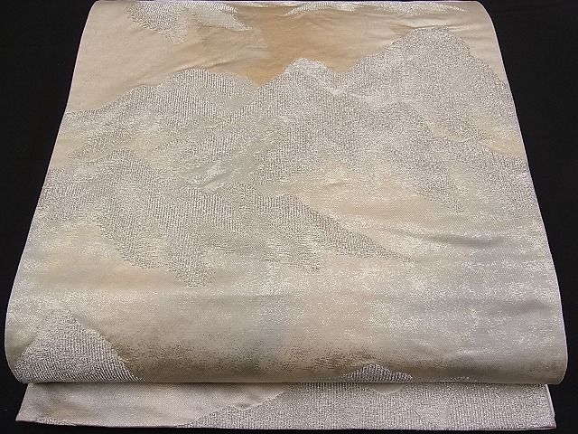 ■■■　サイズ　■■■ 長さ 432cm 幅 31cm程 ■■■　商品詳細　■■■ 【正絹・芯なし】状態は接写画像のように柄止まりに折れ山の薄い汚れ、薄いアク、裏地に薄い汚れがございますがその他特に目立ったシミ汚れなどもなく大変良い状態です。着用時には見えない部分になりますのであまり気にならずお召になれるかと思います。大変上質な逸品になります。お安く出品致しますので、是非この機会にいかがでしょうか？ ■■■　注意事項　■■■ ■モニター発色の具合により色合いが異なる場合がございます。 ■寸法は多少の誤差が生じる場合がございますのでご了承ください。 ■縫込みの長さが左右非対称の場合は短い部分を記載しております。 左右非対称であってもご返品・お値引き等の保証は出来かねますので、ご了承の上ご購入をお願い致します。 ■シミ等のチェックには注意を払っておりますが、見落としがある場合もございますし、個人の見解も様々ですので神経質な方のご購入はお控えください。 ■箪笥に入っておりました着物や帯なので畳みシワや匂いがあるものもございます。 ■お休みは基本的に土日祝となりますが、その他臨時でお休みする場合がございますのでご了承ください。 ■商品の発送は平日のみの発送となります。 ■夜間と土曜、日曜日はお問い合わせの回答が遅れる場合がございます。 ■当店では、お直し、紋入れ、お手入れ等は承っておりません。 ■生地の状態（ヤケ、経年劣化等）によってはサイズ直しが出来ない場合がございます。 その点もどうかご了承のうえ、ご購入をお願いいたします。 ■弊社で取り扱う商品は一点ものにつき、時期や在庫状況に応じて金額が変更となる場合がございます。 ■検針は行っておりません。予めご了承いただきますようお願いいたします。 ■【洗える着物】と記載のある商品におきましては、商品お届け後に洗濯を行ってしまってからのご返品にはご対応しかねます。 念の為、専門店でのお手入れをお願いいたします。 ■着物のサイズ目安は下記を参考ください↓ ＜女性着物＞　お端折り次第で＋5cm　−1cmが着用可能サイズ 　例）身丈170cmの場合、身長160cm〜175cm ＜男性着物＞　身丈＋約25cm〜27cm程が適応身長 　例）身丈155cmの場合、身長180〜182cm