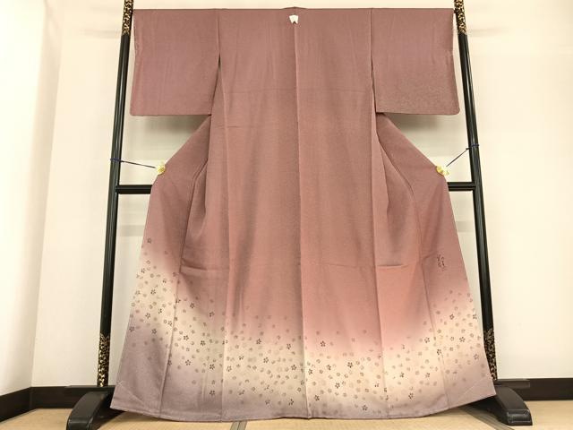 ■■■　サイズ　■■■ 身丈 165cm（肩から） 裄丈 67cm 袖丈 49cm　縫込み 6.5cm 袖幅 34cm 前幅 23cm 後幅 31cm 着物縫いこみ 内揚げ 4cm 裄 お袖側 約2.5cm　身頃側 約3cm ■■■　商品詳細　■■■ 【正絹・一つ紋・未使用】 状態は特に目立ったシミ汚れなどもなく大変良い状態です。 都会的なセンスに満ちた京友禅 染色作家『田家鬼彩』氏 鬼彩先生の作品はオシャレでスタイリッシュな上、 品がよく同じ作品は2点とありません。 どの作品を見ても鬼彩先生の作品と一目でわかるほど、 他にはない色の深みは何とも言えない趣きで心に残ります。 大変上質な逸品になります。 お安く出品致しますので、是非この機会にいかがでしょうか？ ■■■　注意事項　■■■ ■モニター発色の具合により色合いが異なる場合がございます。 ■寸法は多少の誤差が生じる場合がございますのでご了承ください。 ■縫込みの長さが左右非対称の場合は短い部分を記載しております。 左右非対称であってもご返品・お値引き等の保証は出来かねますので、ご了承の上ご購入をお願い致します。 ■シミ等のチェックには注意を払っておりますが、見落としがある場合もございますし、個人の見解も様々ですので神経質な方のご購入はお控えください。 ■箪笥に入っておりました着物や帯なので畳みシワや匂いがあるものもございます。 ■お休みは基本的に土日祝となりますが、その他臨時でお休みする場合がございますのでご了承ください。 ■商品の発送は平日のみの発送となります。 ■夜間と土曜、日曜日はお問い合わせの回答が遅れる場合がございます。 ■当店では、お直し、紋入れ、お手入れ等は承っておりません。 ■生地の状態（ヤケ、経年劣化等）によってはサイズ直しが出来ない場合がございます。 その点もどうかご了承のうえ、ご購入をお願いいたします。 ■弊社で取り扱う商品は一点ものにつき、時期や在庫状況に応じて金額が変更となる場合がございます。 ■検針は行っておりません。予めご了承いただきますようお願いいたします。 ■【洗える着物】と記載のある商品におきましては、商品お届け後に洗濯を行ってしまってからのご返品にはご対応しかねます。 念の為、専門店でのお手入れをお願いいたします。 ■着物のサイズ目安は下記を参考ください↓ ＜女性着物＞　お端折り次第で＋5cm　−1cmが着用可能サイズ 　例）身丈170cmの場合、身長160cm〜175cm ＜男性着物＞　身丈＋約25cm〜27cm程が適応身長 　例）身丈155cmの場合、身長180〜182cm