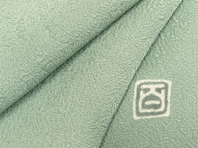 ■■■　サイズ　■■■ 身丈 155cm（肩から） 裄丈 63cm 袖丈 44.5cm　縫込み 7.5cm 袖幅 32cm 前幅 25cm 後幅 30cm 着物縫いこみ 内揚げ 4.5cm 裄 お袖側 約3.5cm　身頃側 約3cm ■■■　商品詳細　■■■ 【正絹・一つ紋】 状態は接写画像のように後身頃に薄い汚れがございますが その他特に目立ったシミ汚れなどもなく大変良い状態です。 加賀友禅の巨匠、百貫華峰氏を兄に持つ百貫達雄氏の素敵なお着物です。 爽やかに薫る優しい地色に伸びやかに咲き誇る花が美しく女性を彩ります。 大変上質な逸品になります。 お安く出品致しますので、是非この機会にいかがでしょうか？ ■■■　注意事項　■■■ ■モニター発色の具合により色合いが異なる場合がございます。 ■寸法は多少の誤差が生じる場合がございますのでご了承ください。 ■縫込みの長さが左右非対称の場合は短い部分を記載しております。 左右非対称であってもご返品・お値引き等の保証は出来かねますので、ご了承の上ご購入をお願い致します。 ■シミ等のチェックには注意を払っておりますが、見落としがある場合もございますし、個人の見解も様々ですので神経質な方のご購入はお控えください。 ■箪笥に入っておりました着物や帯なので畳みシワや匂いがあるものもございます。 ■お休みは基本的に土日祝となりますが、その他臨時でお休みする場合がございますのでご了承ください。 ■商品の発送は平日のみの発送となります。 ■夜間と土曜、日曜日はお問い合わせの回答が遅れる場合がございます。 ■当店では、お直し、紋入れ、お手入れ等は承っておりません。 ■生地の状態（ヤケ、経年劣化等）によってはサイズ直しが出来ない場合がございます。 その点もどうかご了承のうえ、ご購入をお願いいたします。 ■弊社で取り扱う商品は一点ものにつき、時期や在庫状況に応じて金額が変更となる場合がございます。 ■検針は行っておりません。予めご了承いただきますようお願いいたします。 ■【洗える着物】と記載のある商品におきましては、商品お届け後に洗濯を行ってしまってからのご返品にはご対応しかねます。 念の為、専門店でのお手入れをお願いいたします。 ■写真に写っている物が全てになります。それ以外の付属品はございませんのでご了承ください。 ■状態に関する写真につきましては、掲載可能な写真枚数に限りがあるため、各箇所につき1枚参考画像を掲載しております。 ■着物のサイズ目安は下記を参考ください↓ ＜女性着物＞　お端折り次第で＋5cm　−1cmが着用可能サイズ 　例）身丈170cmの場合、身長160cm〜175cm ＜男性着物＞　身丈＋約25cm〜27cm程が適応身長 　例）身丈155cmの場合、身長180〜182cm
