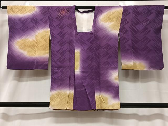 ■■■　サイズ　■■■ 身丈 80.5cm（肩から） 裄丈 62.5cm 袖丈 52cm　縫込み 6cm 袖幅 32cm 前幅 19cm 後幅 29cm 裄 お袖側 約1.5cm　身頃側 約3cm ■■■　商品詳細　■■■ 【正絹】 状態は画像を添付しておりますので、そちらをご確認下さいますよう宜しくお願い致します。 大変上質な逸品になります。 お安く出品致しますので、是非この機会にいかがでしょうか？ ※アンティークになりますのでお品物の状態の感じ方には個人差がございます。 ご理解の上でのご入札をお願い致します。 ■■■　注意事項　■■■ ■モニター発色の具合により色合いが異なる場合がございます。 ■寸法は多少の誤差が生じる場合がございますのでご了承ください。 ■縫込みの長さが左右非対称の場合は短い部分を記載しております。 左右非対称であってもご返品・お値引き等の保証は出来かねますので、ご了承の上ご購入をお願い致します。 ■シミ等のチェックには注意を払っておりますが、見落としがある場合もございますし、個人の見解も様々ですので神経質な方のご購入はお控えください。 ■箪笥に入っておりました着物や帯なので畳みシワや匂いがあるものもございます。 ■お休みは基本的に土日祝となりますが、その他臨時でお休みする場合がございますのでご了承ください。 ■商品の発送は平日のみの発送となります。 ■夜間と土曜、日曜日はお問い合わせの回答が遅れる場合がございます。 ■当店では、お直し、紋入れ、お手入れ等は承っておりません。 ■生地の状態（ヤケ、経年劣化等）によってはサイズ直しが出来ない場合がございます。 その点もどうかご了承のうえ、ご購入をお願いいたします。 ■弊社で取り扱う商品は一点ものにつき、時期や在庫状況に応じて金額が変更となる場合がございます。 ■検針は行っておりません。予めご了承いただきますようお願いいたします。 ■【洗える着物】と記載のある商品におきましては、商品お届け後に洗濯を行ってしまってからのご返品にはご対応しかねます。 念の為、専門店でのお手入れをお願いいたします。 ■着物のサイズ目安は下記を参考ください↓ ＜女性着物＞　お端折り次第で＋5cm　−1cmが着用可能サイズ 　例）身丈170cmの場合、身長160cm〜175cm ＜男性着物＞　身丈＋約25cm〜27cm程が適応身長 　例）身丈155cmの場合、身長180〜182cm