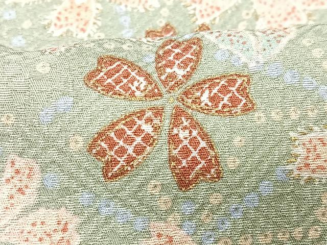 ■■■　サイズ　■■■ 身丈 157cm（肩から） 裄丈 65cm 袖丈 44cm　縫込み 4.5cm 袖幅 34cm 前幅 24.5cm 後幅 30cm 着物縫いこみ 内揚げ 0cm 裄 お袖側 約2.5cm　身頃側 約3cm ■■■　商品詳細　■■■ 【正絹】 状態は特に目立ったシミ汚れなどもなく大変良い状態です。 大変上質な逸品になります。 お安く出品致しますので、是非この機会にいかがでしょうか？ ■■■　注意事項　■■■ ■モニター発色の具合により色合いが異なる場合がございます。 ■寸法は多少の誤差が生じる場合がございますのでご了承ください。 ■縫込みの長さが左右非対称の場合は短い部分を記載しております。 左右非対称であってもご返品・お値引き等の保証は出来かねますので、ご了承の上ご購入をお願い致します。 ■シミ等のチェックには注意を払っておりますが、見落としがある場合もございますし、個人の見解も様々ですので神経質な方のご購入はお控えください。 ■箪笥に入っておりました着物や帯なので畳みシワや匂いがあるものもございます。 ■お休みは基本的に土日祝となりますが、その他臨時でお休みする場合がございますのでご了承ください。 ■商品の発送は平日のみの発送となります。 ■夜間と土曜、日曜日はお問い合わせの回答が遅れる場合がございます。 ■当店では、お直し、紋入れ、お手入れ等は承っておりません。 ■生地の状態（ヤケ、経年劣化等）によってはサイズ直しが出来ない場合がございます。 その点もどうかご了承のうえ、ご購入をお願いいたします。 ■弊社で取り扱う商品は一点ものにつき、時期や在庫状況に応じて金額が変更となる場合がございます。 ■検針は行っておりません。予めご了承いただきますようお願いいたします。 ■【洗える着物】と記載のある商品におきましては、商品お届け後に洗濯を行ってしまってからのご返品にはご対応しかねます。 念の為、専門店でのお手入れをお願いいたします。 ■着物のサイズ目安は下記を参考ください↓ ＜女性着物＞　お端折り次第で＋5cm　−1cmが着用可能サイズ 　例）身丈170cmの場合、身長160cm〜175cm ＜男性着物＞　身丈＋約25cm〜27cm程が適応身長 　例）身丈155cmの場合、身長180〜182cm