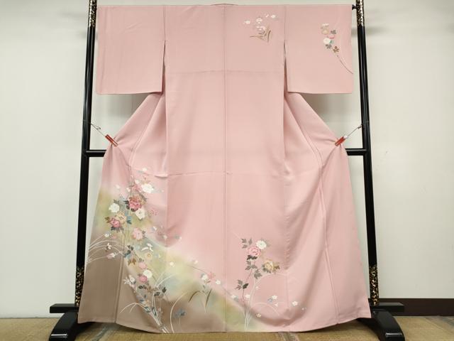 ■■■　サイズ　■■■ 身丈 166cm（肩から） 裄丈 66cm 袖丈 48.5cm　縫込み 9cm 袖幅 34cm 前幅 23.5cm 後幅 30cm 着物縫いこみ 内揚げ 0cm 裄 お袖側 約1cm　身頃側 約2cm ■■■　商品詳細　■■■ 【正絹】 状態は接写画像のように衿・右袖前・衿裏・胴裏に薄い汚れがございますが その他特に目立ったシミ汚れなどもなく大変良い状態です。 大変上質な逸品になります。 お安く出品致しますので、是非この機会にいかがでしょうか？ ■■■　注意事項　■■■ ■モニター発色の具合により色合いが異なる場合がございます。 ■寸法は多少の誤差が生じる場合がございますのでご了承ください。 ■縫込みの長さが左右非対称の場合は短い部分を記載しております。 左右非対称であってもご返品・お値引き等の保証は出来かねますので、ご了承の上ご購入をお願い致します。 ■シミ等のチェックには注意を払っておりますが、見落としがある場合もございますし、個人の見解も様々ですので神経質な方のご購入はお控えください。 ■箪笥に入っておりました着物や帯なので畳みシワや匂いがあるものもございます。 ■お休みは基本的に土日祝となりますが、その他臨時でお休みする場合がございますのでご了承ください。 ■商品の発送は平日のみの発送となります。 ■夜間と土曜、日曜日はお問い合わせの回答が遅れる場合がございます。 ■当店では、お直し、紋入れ、お手入れ等は承っておりません。 ■生地の状態（ヤケ、経年劣化等）によってはサイズ直しが出来ない場合がございます。 その点もどうかご了承のうえ、ご購入をお願いいたします。 ■弊社で取り扱う商品は一点ものにつき、時期や在庫状況に応じて金額が変更となる場合がございます。 ■検針は行っておりません。予めご了承いただきますようお願いいたします。 ■【洗える着物】と記載のある商品におきましては、商品お届け後に洗濯を行ってしまってからのご返品にはご対応しかねます。 念の為、専門店でのお手入れをお願いいたします。 ■写真に写っている物が全てになります。それ以外の付属品はございませんのでご了承ください。 ■状態に関する写真につきましては、掲載可能な写真枚数に限りがあるため、各箇所につき1枚参考画像を掲載しております。 ■着物のサイズ目安は下記を参考ください↓ ＜女性着物＞　お端折り次第で＋5cm　－1cmが着用可能サイズ 　例）身丈170cmの場合、身長160cm～175cm ＜男性着物＞　身丈＋約25cm～27cm程が適応身長 　例）身丈155cmの場合、身長180～182cm