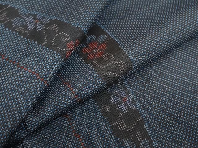 ■■■　サイズ　■■■ 身丈 160.5cm（肩から） 裄丈 66.5cm 袖丈 49.5cm　縫込み 5cm 袖幅 34cm 前幅 24cm 後幅 30cm 着物縫いこみ 内揚げ 3cm 裄 お袖側 約2cm　身頃側 約2cm ■■■　商品詳細　■■■ 【正絹】 状態は接写画像のように胴裏・衿裏に薄い汚れがございますが その他特に目立ったシミ汚れなどもなく大変良い状態です。 大変上質な逸品になります。 お安く出品致しますので、是非この機会にいかがでしょうか？ ■■■　注意事項　■■■ ■モニター発色の具合により色合いが異なる場合がございます。 ■寸法は多少の誤差が生じる場合がございますのでご了承ください。 ■縫込みの長さが左右非対称の場合は短い部分を記載しております。 左右非対称であってもご返品・お値引き等の保証は出来かねますので、ご了承の上ご購入をお願い致します。 ■シミ等のチェックには注意を払っておりますが、見落としがある場合もございますし、個人の見解も様々ですので神経質な方のご購入はお控えください。 ■箪笥に入っておりました着物や帯なので畳みシワや匂いがあるものもございます。 ■お休みは基本的に土日祝となりますが、その他臨時でお休みする場合がございますのでご了承ください。 ■商品の発送は平日のみの発送となります。 ■夜間と土曜、日曜日はお問い合わせの回答が遅れる場合がございます。 ■当店では、お直し、紋入れ、お手入れ等は承っておりません。 ■生地の状態（ヤケ、経年劣化等）によってはサイズ直しが出来ない場合がございます。 その点もどうかご了承のうえ、ご購入をお願いいたします。 ■弊社で取り扱う商品は一点ものにつき、時期や在庫状況に応じて金額が変更となる場合がございます。 ■検針は行っておりません。予めご了承いただきますようお願いいたします。 ■【洗える着物】と記載のある商品におきましては、商品お届け後に洗濯を行ってしまってからのご返品にはご対応しかねます。 念の為、専門店でのお手入れをお願いいたします。 ■着物のサイズ目安は下記を参考ください↓ ＜女性着物＞　お端折り次第で＋5cm　−1cmが着用可能サイズ 　例）身丈170cmの場合、身長160cm〜175cm ＜男性着物＞　身丈＋約25cm〜27cm程が適応身長 　例）身丈155cmの場合、身長180〜182cm