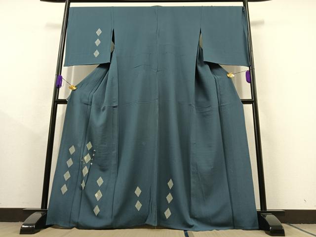 ■■■　サイズ　■■■ 身丈 167cm（肩から） 裄丈 73cm 袖丈 53cm　縫込み 7cm 袖幅 36cm 前幅 25cm 後幅 32cm 着物縫いこみ 内揚げ 3cm 裄 お袖側 約0cm　身頃側 約0cm ■■■　商品詳細　■■■ 【正絹】 状態は接写画像のように上前おくみ・上前・後身頃・下前おくみ・衿山に薄い汚れがございますが その他特に目立ったシミ汚れなどもなく大変良い状態です。 