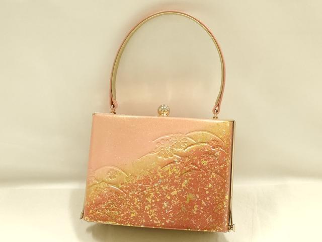 ■■■　サイズ　■■■ 【バッグ】 横　　　18.5cm 縦　　　13.5cm　取っ手込み　28cm 奥行き　8.5cm ■■■　商品詳細　■■■ 状態は参考画像のように傷がございます。 大変上質な逸品になります。 お安く出品致しますので、是非この機会にいかがでしょうか？ ■■■　注意事項　■■■ ■モニター発色の具合により色合いが異なる場合がございます。 ■寸法は多少の誤差が生じる場合がございますのでご了承ください。 ■縫込みの長さが左右非対称の場合は短い部分を記載しております。 左右非対称であってもご返品・お値引き等の保証は出来かねますので、ご了承の上ご購入をお願い致します。 ■シミ等のチェックには注意を払っておりますが、見落としがある場合もございますし、個人の見解も様々ですので神経質な方のご購入はお控えください。 ■箪笥に入っておりました着物や帯なので畳みシワや匂いがあるものもございます。 ■お休みは基本的に土日祝となりますが、その他臨時でお休みする場合がございますのでご了承ください。 ■商品の発送は平日のみの発送となります。 ■夜間と土曜、日曜日はお問い合わせの回答が遅れる場合がございます。 ■当店では、お直し、紋入れ、お手入れ等は承っておりません。 ■生地の状態（ヤケ、経年劣化等）によってはサイズ直しが出来ない場合がございます。 その点もどうかご了承のうえ、ご購入をお願いいたします。 ■弊社で取り扱う商品は一点ものにつき、時期や在庫状況に応じて金額が変更となる場合がございます。 ■検針は行っておりません。予めご了承いただきますようお願いいたします。 ■【洗える着物】と記載のある商品におきましては、商品お届け後に洗濯を行ってしまってからのご返品にはご対応しかねます。 念の為、専門店でのお手入れをお願いいたします。 ■着物のサイズ目安は下記を参考ください↓ ＜女性着物＞　お端折り次第で＋5cm　−1cmが着用可能サイズ 　例）身丈170cmの場合、身長160cm〜175cm ＜男性着物＞　身丈＋約25cm〜27cm程が適応身長 　例）身丈155cmの場合、身長180〜182cm