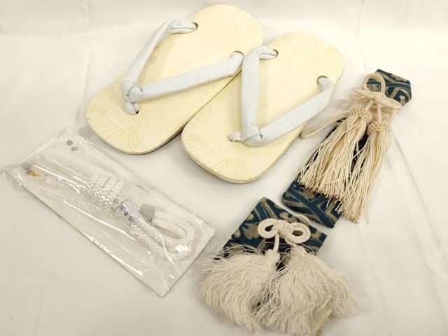 ■■■　サイズ　■■■ 【草　履】 長さ　　 19cm 幅　　　 8cm 踵高さ　 1.5cm ■■■　商品詳細　■■■ 状態は参考画像のように草履・刀袋に汚れがございます。 その他特に目立ったシミ汚れなどもなく大変良い状態です。 大変上質な逸品になります。 お安く出品致しますので、是非この機会にいかがでしょうか？ ■■■　注意事項　■■■ ■モニター発色の具合により色合いが異なる場合がございます。 ■寸法は多少の誤差が生じる場合がございますのでご了承ください。 ■縫込みの長さが左右非対称の場合は短い部分を記載しております。 左右非対称であってもご返品・お値引き等の保証は出来かねますので、ご了承の上ご購入をお願い致します。 ■シミ等のチェックには注意を払っておりますが、見落としがある場合もございますし、個人の見解も様々ですので神経質な方のご購入はお控えください。 ■箪笥に入っておりました着物や帯なので畳みシワや匂いがあるものもございます。 ■お休みは基本的に土日祝となりますが、その他臨時でお休みする場合がございますのでご了承ください。 ■商品の発送は平日のみの発送となります。 ■夜間と土曜、日曜日はお問い合わせの回答が遅れる場合がございます。 ■当店では、お直し、紋入れ、お手入れ等は承っておりません。 ■生地の状態（ヤケ、経年劣化等）によってはサイズ直しが出来ない場合がございます。 その点もどうかご了承のうえ、ご購入をお願いいたします。 ■弊社で取り扱う商品は一点ものにつき、時期や在庫状況に応じて金額が変更となる場合がございます。 ■検針は行っておりません。予めご了承いただきますようお願いいたします。 ■【洗える着物】と記載のある商品におきましては、商品お届け後に洗濯を行ってしまってからのご返品にはご対応しかねます。 念の為、専門店でのお手入れをお願いいたします。 ■写真に写っている物が全てになります。それ以外の付属品はございませんのでご了承ください。 ■状態に関する写真につきましては、掲載可能な写真枚数に限りがあるため、各箇所につき1枚参考画像を掲載しております。 ■着物のサイズ目安は下記を参考ください↓ ＜女性着物＞　お端折り次第で＋5cm　−1cmが着用可能サイズ 　例）身丈170cmの場合、身長160cm〜175cm ＜男性着物＞　身丈＋約25cm〜27cm程が適応身長 　例）身丈155cmの場合、身長180〜182cm