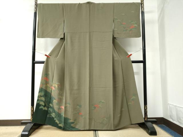 ■■■　サイズ　■■■ 身丈 162cm（肩から） 裄丈 68cm 袖丈 48.5cm　縫込み 4cm 袖幅 34cm 前幅 25cm 後幅 31cm 着物縫いこみ 内揚げ 7cm 裄 お袖側 約3cm　身頃側 約3cm ■■■　商品詳細　■■■ 【正絹】 状態は接写画像のように衿山に薄い汚れがございますが その他特に目立ったシミ汚れなどもなく大変良い状態です。 大変上質な逸品になります。 お安く出品致しますので、是非この機会にいかがでしょうか？ ■■■　注意事項　■■■ ■モニター発色の具合により色合いが異なる場合がございます。 ■寸法は多少の誤差が生じる場合がございますのでご了承ください。 ■縫込みの長さが左右非対称の場合は短い部分を記載しております。 左右非対称であってもご返品・お値引き等の保証は出来かねますので、ご了承の上ご購入をお願い致します。 ■シミ等のチェックには注意を払っておりますが、見落としがある場合もございますし、個人の見解も様々ですので神経質な方のご購入はお控えください。 ■箪笥に入っておりました着物や帯なので畳みシワや匂いがあるものもございます。 ■お休みは基本的に土日祝となりますが、その他臨時でお休みする場合がございますのでご了承ください。 ■商品の発送は平日のみの発送となります。 ■夜間と土曜、日曜日はお問い合わせの回答が遅れる場合がございます。 ■当店では、お直し、紋入れ、お手入れ等は承っておりません。 ■生地の状態（ヤケ、経年劣化等）によってはサイズ直しが出来ない場合がございます。 その点もどうかご了承のうえ、ご購入をお願いいたします。 ■弊社で取り扱う商品は一点ものにつき、時期や在庫状況に応じて金額が変更となる場合がございます。 ■検針は行っておりません。予めご了承いただきますようお願いいたします。 ■【洗える着物】と記載のある商品におきましては、商品お届け後に洗濯を行ってしまってからのご返品にはご対応しかねます。 念の為、専門店でのお手入れをお願いいたします。 ■着物のサイズ目安は下記を参考ください↓ ＜女性着物＞　お端折り次第で＋5?　−10?が着用可能サイズ 　例）身丈170?の場合、身長160?〜175? ＜男性着物＞　身丈＋約25?〜27?程が適応身長 　例）身丈155?の場合、身長180〜182?
