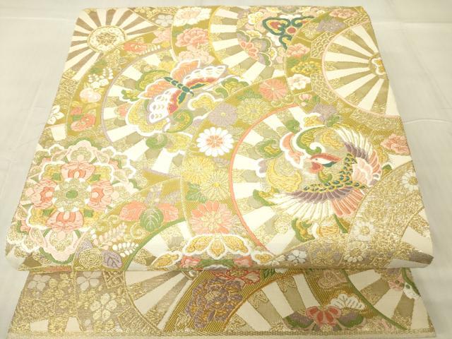 ■■■　サイズ　■■■ 長さ 440cm 幅 30.5cm程 ■■■　商品詳細　■■■ 【正絹】 状態は締めてはおりますが 特に目立ったシミ汚れなどもなく大変良い状態です。 大変上質な逸品になります。 お安く出品致しますので、是非この機会にいかがでしょうか？ ■■■　注意事項　■■■ ■モニター発色の具合により色合いが異なる場合がございます。 ■寸法は多少の誤差が生じる場合がございますのでご了承ください。 ■縫込みの長さが左右非対称の場合は短い部分を記載しております。 左右非対称であってもご返品・お値引き等の保証は出来かねますので、ご了承の上ご購入をお願い致します。 ■シミ等のチェックには注意を払っておりますが、見落としがある場合もございますし、個人の見解も様々ですので神経質な方のご購入はお控えください。 ■箪笥に入っておりました着物や帯なので畳みシワや匂いがあるものもございます。 ■お休みは基本的に土日祝となりますが、その他臨時でお休みする場合がございますのでご了承ください。 ■商品の発送は平日のみの発送となります。 ■夜間と土曜、日曜日はお問い合わせの回答が遅れる場合がございます。 ■当店では、お直し、紋入れ、お手入れ等は承っておりません。 ■生地の状態（ヤケ、経年劣化等）によってはサイズ直しが出来ない場合がございます。 その点もどうかご了承のうえ、ご購入をお願いいたします。 ■弊社で取り扱う商品は一点ものにつき、時期や在庫状況に応じて金額が変更となる場合がございます。 ■検針は行っておりません。予めご了承いただきますようお願いいたします。 ■【洗える着物】と記載のある商品におきましては、商品お届け後に洗濯を行ってしまってからのご返品にはご対応しかねます。 念の為、専門店でのお手入れをお願いいたします。 ■写真に写っている物が全てになります。それ以外の付属品はございませんのでご了承ください。 ■状態に関する写真につきましては、掲載可能な写真枚数に限りがあるため、各箇所につき1枚参考画像を掲載しております。 ■着物のサイズ目安は下記を参考ください↓ ＜女性着物＞　お端折り次第で＋5cm　－1cmが着用可能サイズ 　例）身丈170cmの場合、身長160cm～175cm ＜男性着物＞　身丈＋約25cm～27cm程が適応身長 　例）身丈155cmの場合、身長180～182cm