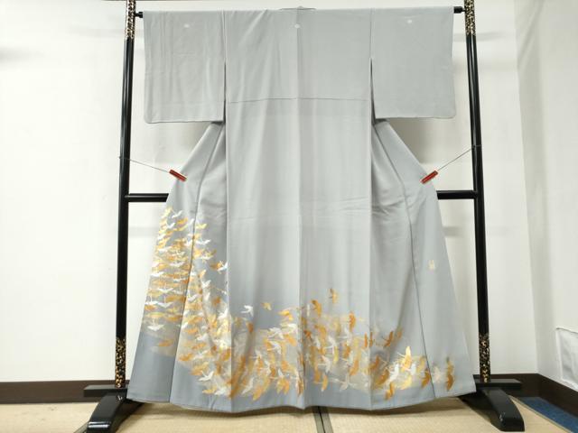 ■■■　サイズ　■■■ 身丈 161cm（肩から） 裄丈 63.5cm 袖丈 48cm　縫込み 5cm 袖幅 33cm 前幅 25cm 後幅 30cm 着物縫いこみ 内揚げ 5cm 裄 お袖側 約2cm　身頃側 約4cm ■■■　商品詳細　■■■ 【正絹・三つ紋・比翼仕立て】 状態は接写画像のように左袖・衿山・比翼衿・右袖に薄い汚れがございますが その他特に目立ったシミ汚れなどもなく大変良い状態です。 金彩友禅を確立された日本随一の染織家です。 活動の幅も広く、相撲界では金彩友禅の 裾回しなど数多くの偉業経歴を持たれる名工で御座います。 大変上質な逸品になります。 お安く出品致しますので、是非この機会にいかがでしょうか？ ■■■　注意事項　■■■ ■モニター発色の具合により色合いが異なる場合がございます。 ■寸法は多少の誤差が生じる場合がございますのでご了承ください。 ■縫込みの長さが左右非対称の場合は短い部分を記載しております。 左右非対称であってもご返品・お値引き等の保証は出来かねますので、ご了承の上ご購入をお願い致します。 ■シミ等のチェックには注意を払っておりますが、見落としがある場合もございますし、個人の見解も様々ですので神経質な方のご購入はお控えください。 ■箪笥に入っておりました着物や帯なので畳みシワや匂いがあるものもございます。 ■お休みは基本的に土日祝となりますが、その他臨時でお休みする場合がございますのでご了承ください。 ■商品の発送は平日のみの発送となります。 ■夜間と土曜、日曜日はお問い合わせの回答が遅れる場合がございます。 ■当店では、お直し、紋入れ、お手入れ等は承っておりません。 ■生地の状態（ヤケ、経年劣化等）によってはサイズ直しが出来ない場合がございます。 その点もどうかご了承のうえ、ご購入をお願いいたします。 ■弊社で取り扱う商品は一点ものにつき、時期や在庫状況に応じて金額が変更となる場合がございます。 ■検針は行っておりません。予めご了承いただきますようお願いいたします。 ■【洗える着物】と記載のある商品におきましては、商品お届け後に洗濯を行ってしまってからのご返品にはご対応しかねます。 念の為、専門店でのお手入れをお願いいたします。 ■着物のサイズ目安は下記を参考ください↓ ＜女性着物＞　お端折り次第で＋5cm　−1cmが着用可能サイズ 　例）身丈170cmの場合、身長160cm〜175cm ＜男性着物＞　身丈＋約25cm〜27cm程が適応身長 　例）身丈155cmの場合、身長180〜182cm