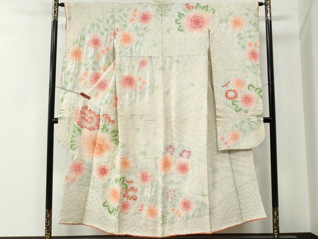 ■■■　サイズ　■■■ 身丈 152cm（肩から） 裄丈 63cm 袖丈 97.5cm　縫込み 7cm 袖幅 30.5cm 前幅 23cm 後幅 30.5cm 着物縫いこみ 内揚げ 3cm 裄 お袖側 約2cm　身頃側 約2cm ■■■　商品詳細　■■■ 【正絹】 状態は接写画像のように衿先・衿山に薄い汚れがございますが その他特に目立ったシミ汚れなどもなく大変良い状態です。 大変上質な逸品になります。 お安く出品致しますので、是非この機会にいかがでしょうか？ ■■■　注意事項　■■■ ■モニター発色の具合により色合いが異なる場合がございます。 ■寸法は多少の誤差が生じる場合がございますのでご了承ください。 ■縫込みの長さが左右非対称の場合は短い部分を記載しております。 左右非対称であってもご返品・お値引き等の保証は出来かねますので、ご了承の上ご購入をお願い致します。 ■シミ等のチェックには注意を払っておりますが、見落としがある場合もございますし、個人の見解も様々ですので神経質な方のご購入はお控えください。 ■箪笥に入っておりました着物や帯なので畳みシワや匂いがあるものもございます。 ■お休みは基本的に土日祝となりますが、その他臨時でお休みする場合がございますのでご了承ください。 ■商品の発送は平日のみの発送となります。 ■夜間と土曜、日曜日はお問い合わせの回答が遅れる場合がございます。 ■当店では、お直し、紋入れ、お手入れ等は承っておりません。 ■生地の状態（ヤケ、経年劣化等）によってはサイズ直しが出来ない場合がございます。 その点もどうかご了承のうえ、ご購入をお願いいたします。 ■弊社で取り扱う商品は一点ものにつき、時期や在庫状況に応じて金額が変更となる場合がございます。 ■検針は行っておりません。予めご了承いただきますようお願いいたします。 ■【洗える着物】と記載のある商品におきましては、商品お届け後に洗濯を行ってしまってからのご返品にはご対応しかねます。 念の為、専門店でのお手入れをお願いいたします。 ■着物のサイズ目安は下記を参考ください↓ ＜女性着物＞　お端折り次第で＋5cm　−1cmが着用可能サイズ 　例）身丈170cmの場合、身長160cm〜175cm ＜男性着物＞　身丈＋約25cm〜27cm程が適応身長 　例）身丈155cmの場合、身長180〜182cm