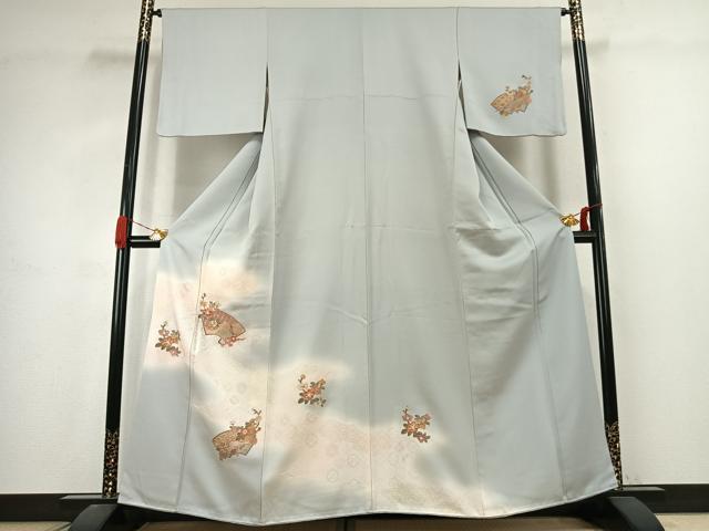 ■■■　サイズ　■■■ 身丈 159cm（肩から） 裄丈 64cm 袖丈 46cm　縫込み 7cm 袖幅 33cm 前幅 24cm 後幅 31cm 着物縫いこみ 内揚げ 9cm 裄 お袖側 約3cm　身頃側 約3.5cm ■■■　商品詳細　■■■ 【正絹】 状態は接写画像のように上前おくみ・上前・衿山・八掛に薄い汚れがございますが その他特に目立ったシミ汚れなどもなく大変良い状態です。 大変上質な逸品になります。 お安く出品致しますので、是非この機会にいかがでしょうか？ ■■■　注意事項　■■■ ■モニター発色の具合により色合いが異なる場合がございます。 ■寸法は多少の誤差が生じる場合がございますのでご了承ください。 ■縫込みの長さが左右非対称の場合は短い部分を記載しております。 左右非対称であってもご返品・お値引き等の保証は出来かねますので、ご了承の上ご購入をお願い致します。 ■シミ等のチェックには注意を払っておりますが、見落としがある場合もございますし、個人の見解も様々ですので神経質な方のご購入はお控えください。 ■箪笥に入っておりました着物や帯なので畳みシワや匂いがあるものもございます。 ■お休みは基本的に土日祝となりますが、その他臨時でお休みする場合がございますのでご了承ください。 ■商品の発送は平日のみの発送となります。 ■夜間と土曜、日曜日はお問い合わせの回答が遅れる場合がございます。 ■当店では、お直し、紋入れ、お手入れ等は承っておりません。 ■生地の状態（ヤケ、経年劣化等）によってはサイズ直しが出来ない場合がございます。 その点もどうかご了承のうえ、ご購入をお願いいたします。 ■弊社で取り扱う商品は一点ものにつき、時期や在庫状況に応じて金額が変更となる場合がございます。 ■検針は行っておりません。予めご了承いただきますようお願いいたします。 ■【洗える着物】と記載のある商品におきましては、商品お届け後に洗濯を行ってしまってからのご返品にはご対応しかねます。 念の為、専門店でのお手入れをお願いいたします。 ■写真に写っている物が全てになります。それ以外の付属品はございませんのでご了承ください。 ■状態に関する写真につきましては、掲載可能な写真枚数に限りがあるため、各箇所につき1枚参考画像を掲載しております。 ■着物のサイズ目安は下記を参考ください↓ ＜女性着物＞　お端折り次第で＋5cm　－1cmが着用可能サイズ 　例）身丈170cmの場合、身長160cm～175cm ＜男性着物＞　身丈＋約25cm～27cm程が適応身長 　例）身丈155cmの場合、身長180～182cm