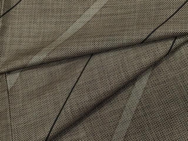 ■■■　サイズ　■■■ 身丈 154cm（肩から） 裄丈 62.5cm 袖丈 47cm　縫込み 3.5cm 袖幅 32.5cm 前幅 25.5cm 後幅 30.5cm 着物縫いこみ 内揚げ 5cm 裄 お袖側 約3.5cm　身頃側 約3.5cm ■■■　商品詳細　■■■ 【正絹】 状態は接写画像のように衿山に薄い汚れがございますが その他特に目立ったシミ汚れなどもなく大変良い状態です。 大変上質な逸品になります。 お安く出品致しますので、是非この機会にいかがでしょうか？ ■■■　注意事項　■■■ ■モニター発色の具合により色合いが異なる場合がございます。 ■寸法は多少の誤差が生じる場合がございますのでご了承ください。 ■縫込みの長さが左右非対称の場合は短い部分を記載しております。 左右非対称であってもご返品・お値引き等の保証は出来かねますので、ご了承の上ご購入をお願い致します。 ■シミ等のチェックには注意を払っておりますが、見落としがある場合もございますし、個人の見解も様々ですので神経質な方のご購入はお控えください。 ■箪笥に入っておりました着物や帯なので畳みシワや匂いがあるものもございます。 ■お休みは基本的に土日祝となりますが、その他臨時でお休みする場合がございますのでご了承ください。 ■商品の発送は平日のみの発送となります。 ■夜間と土曜、日曜日はお問い合わせの回答が遅れる場合がございます。 ■当店では、お直し、紋入れ、お手入れ等は承っておりません。 ■生地の状態（ヤケ、経年劣化等）によってはサイズ直しが出来ない場合がございます。 その点もどうかご了承のうえ、ご購入をお願いいたします。 ■弊社で取り扱う商品は一点ものにつき、時期や在庫状況に応じて金額が変更となる場合がございます。 ■検針は行っておりません。予めご了承いただきますようお願いいたします。 ■【洗える着物】と記載のある商品におきましては、商品お届け後に洗濯を行ってしまってからのご返品にはご対応しかねます。 念の為、専門店でのお手入れをお願いいたします。 ■着物のサイズ目安は下記を参考ください↓ ＜女性着物＞　お端折り次第で＋5?　−10?が着用可能サイズ 　例）身丈170?の場合、身長160?〜175? ＜男性着物＞　身丈＋約25?〜27?程が適応身長 　例）身丈155?の場合、身長180〜182?